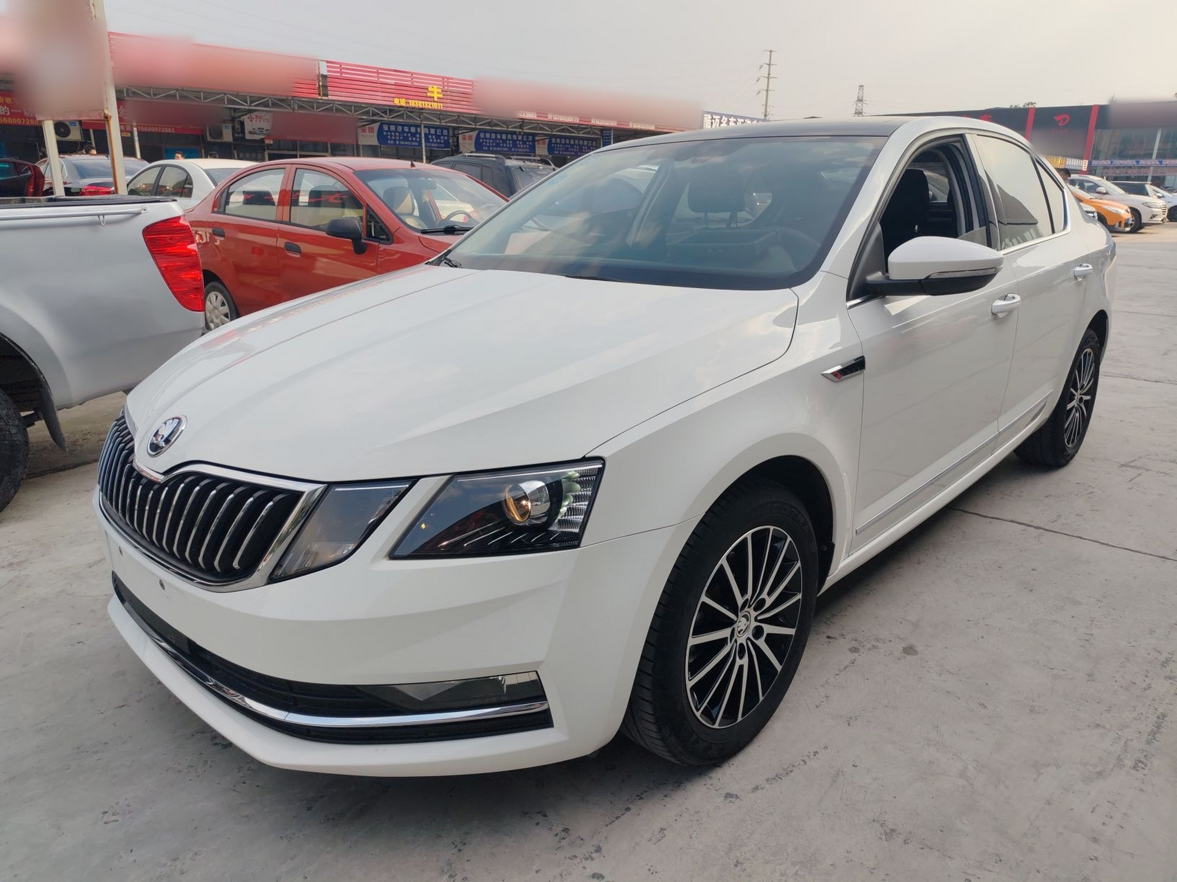 تحت مقدمة السيارة