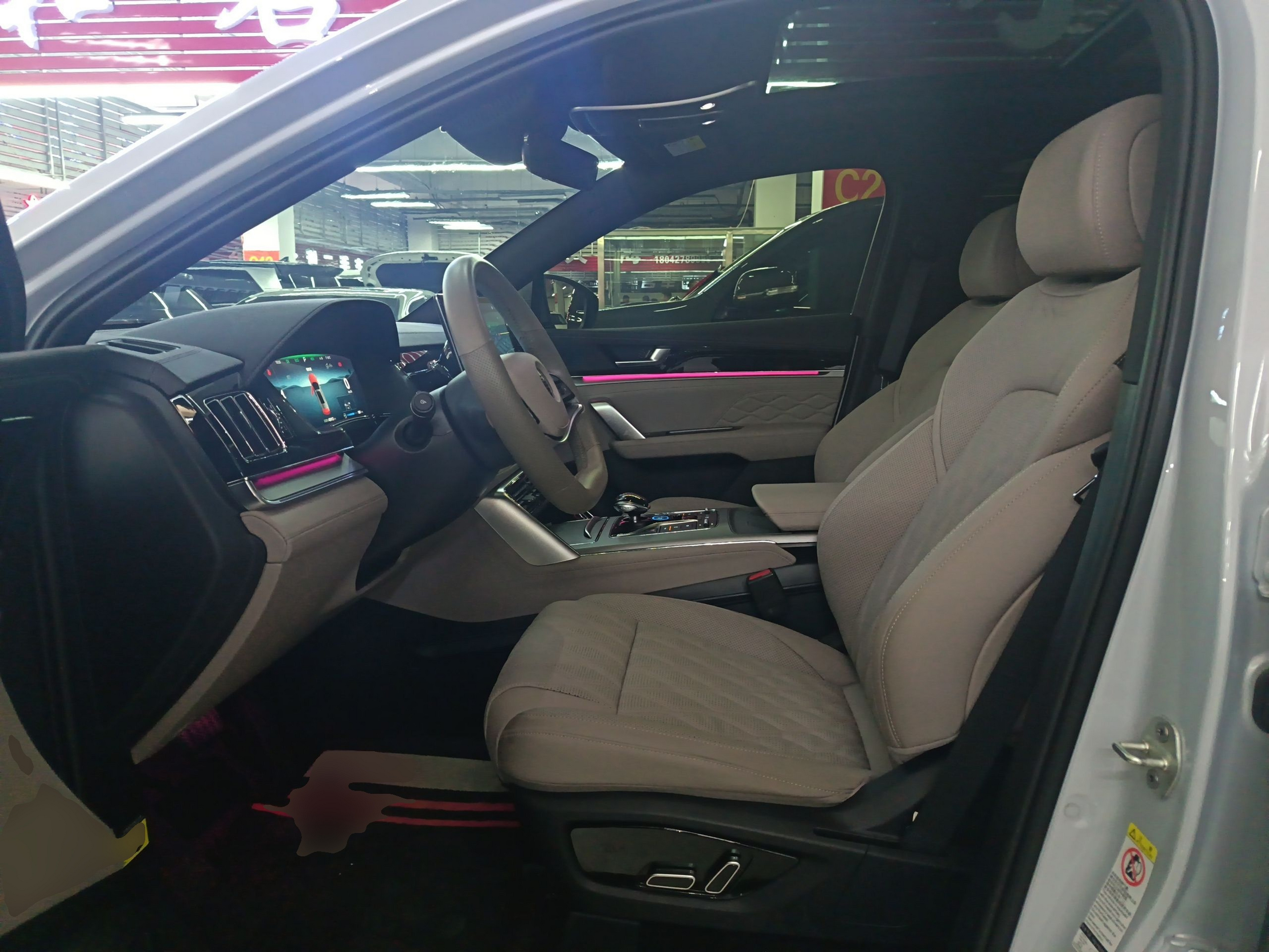 المقاعد الأمامية داخل السيارة