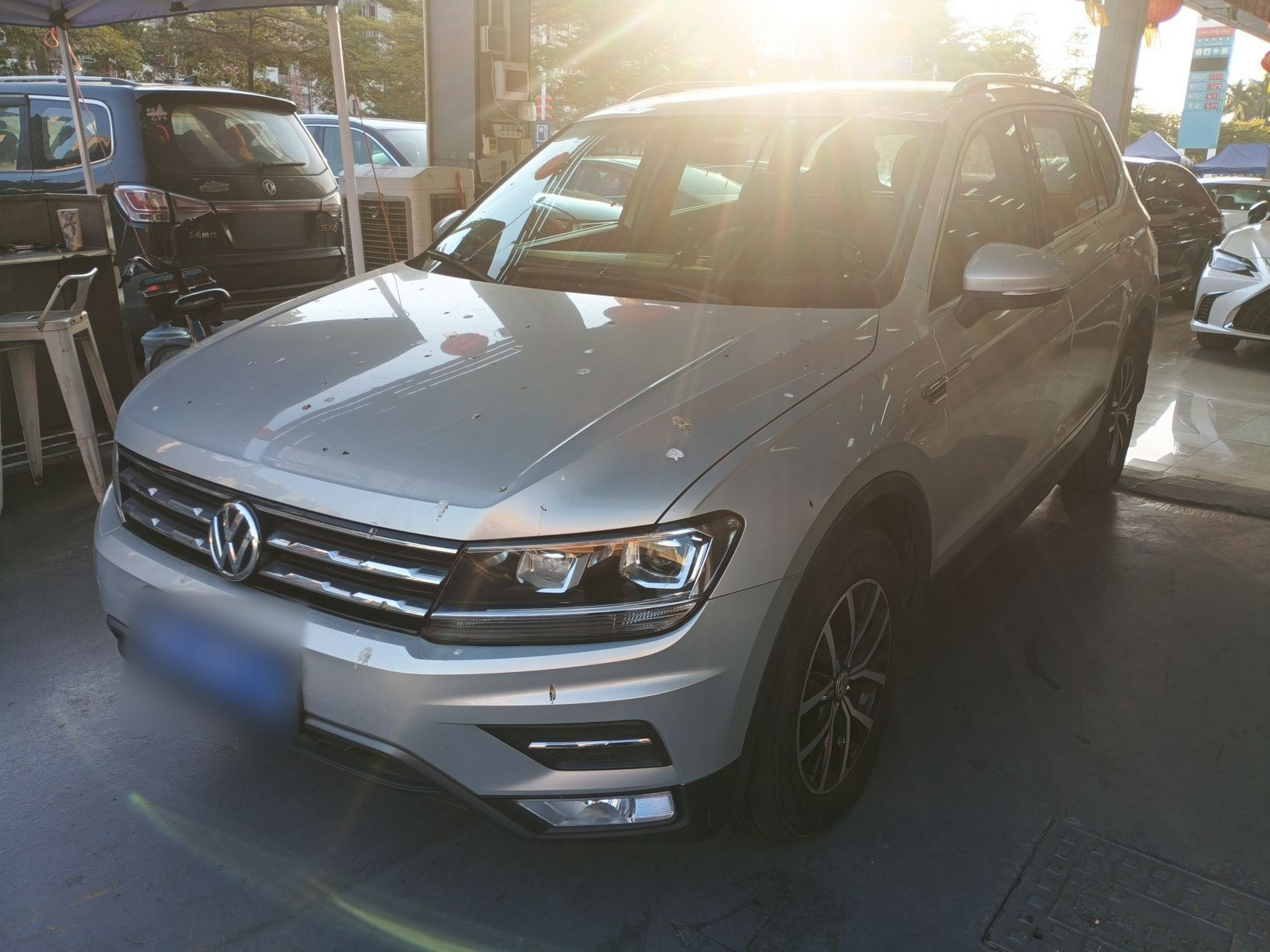 Под передней частью автомобиля