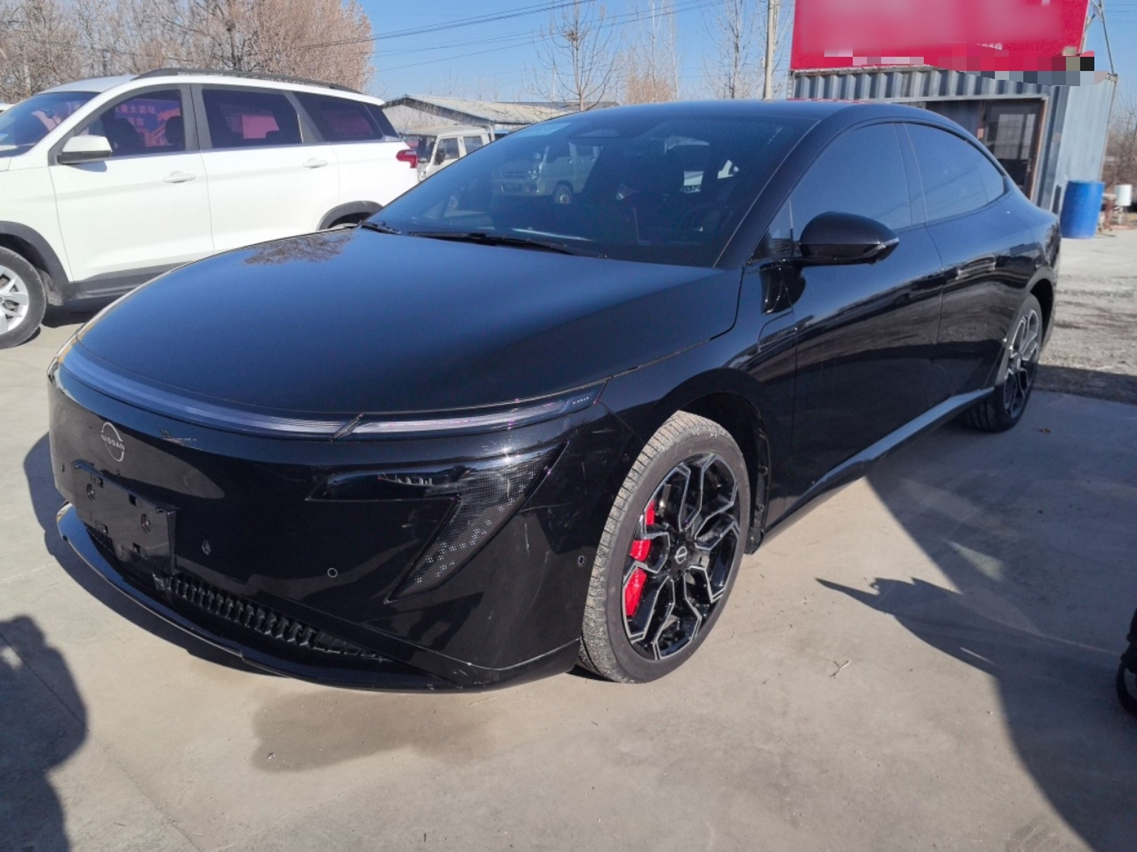 تحت مقدمة السيارة