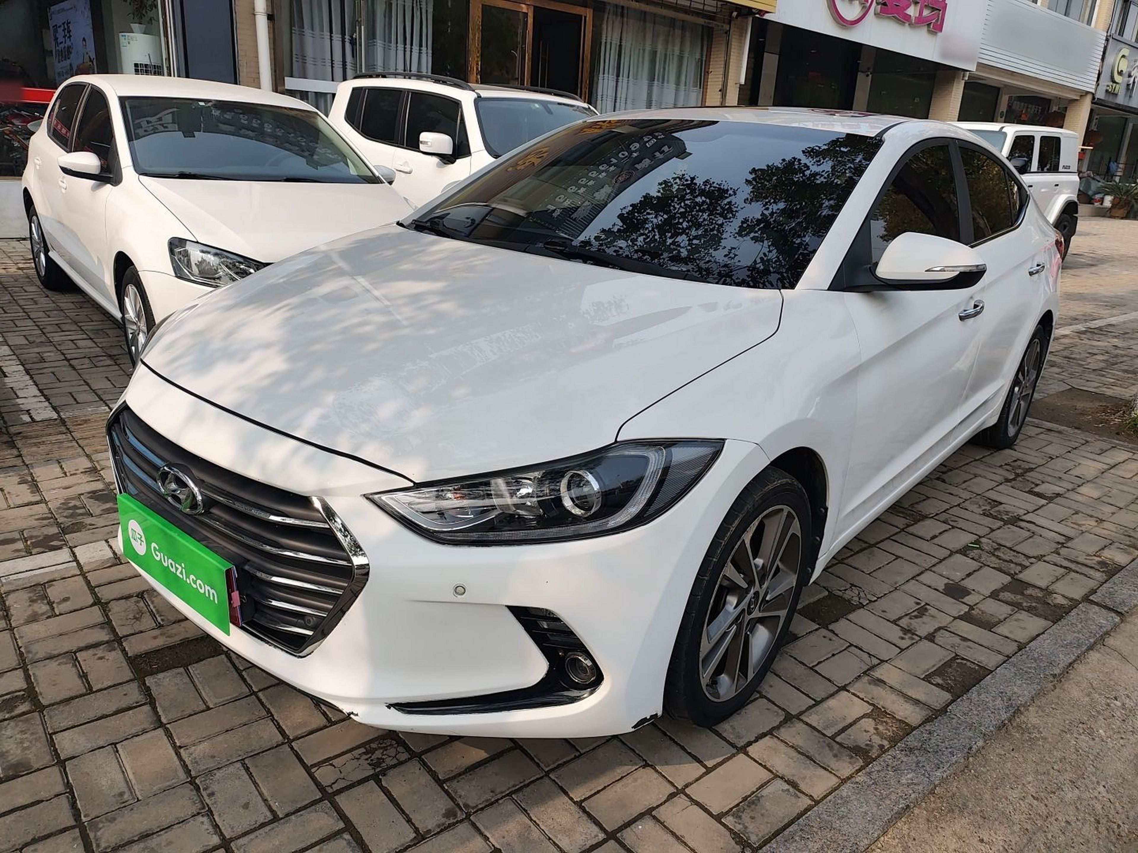 Под передней частью автомобиля