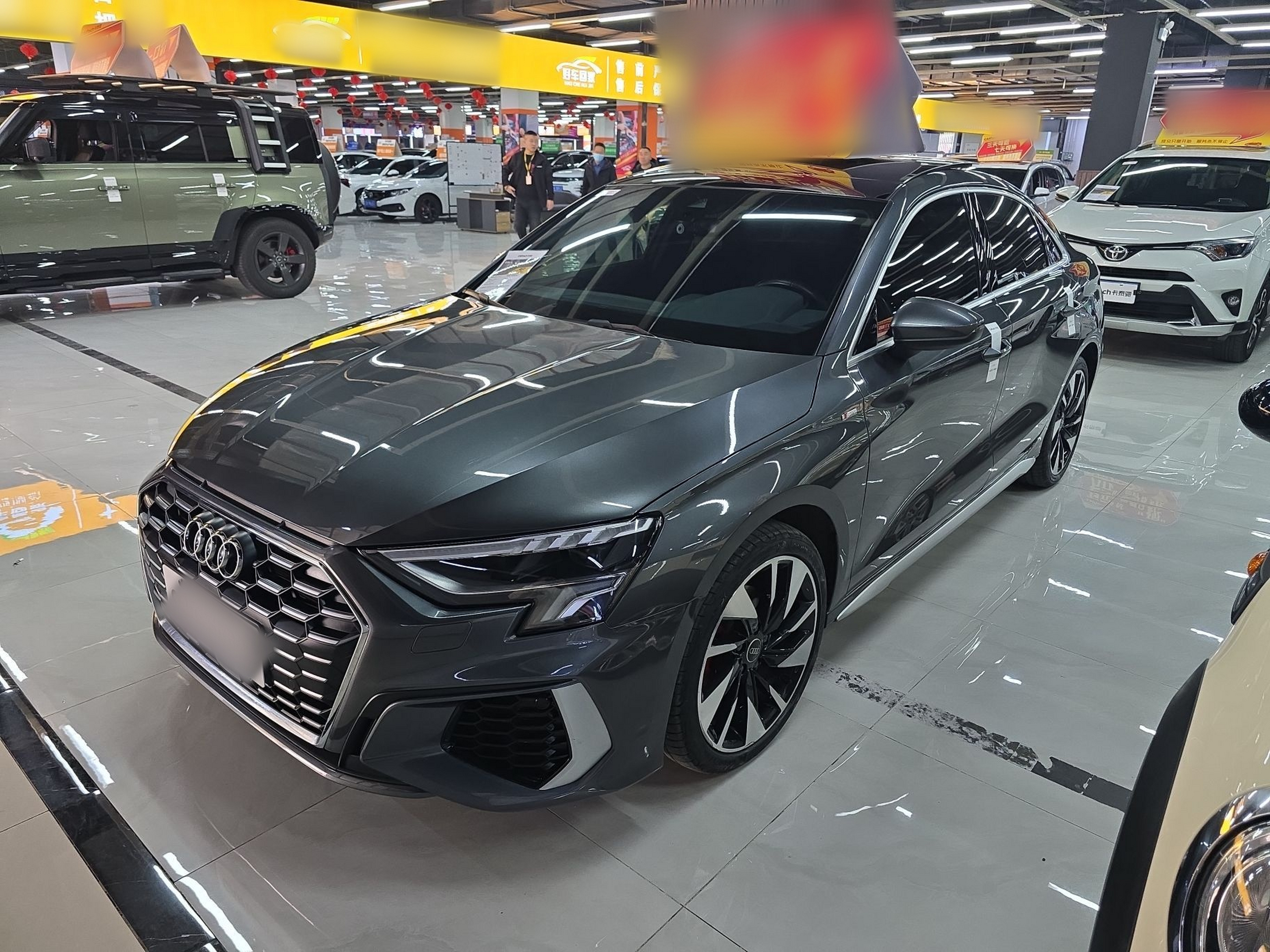 تحت مقدمة السيارة