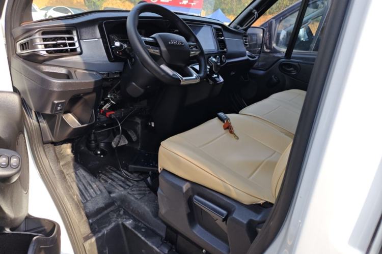 Used JMC Fushun 2023 2.0T Automatic Short-Wheelbase Low-Roof Commercial & Multi-Purpose Passenger Vehicle 6 Seats with Lift-Up Tailgate
