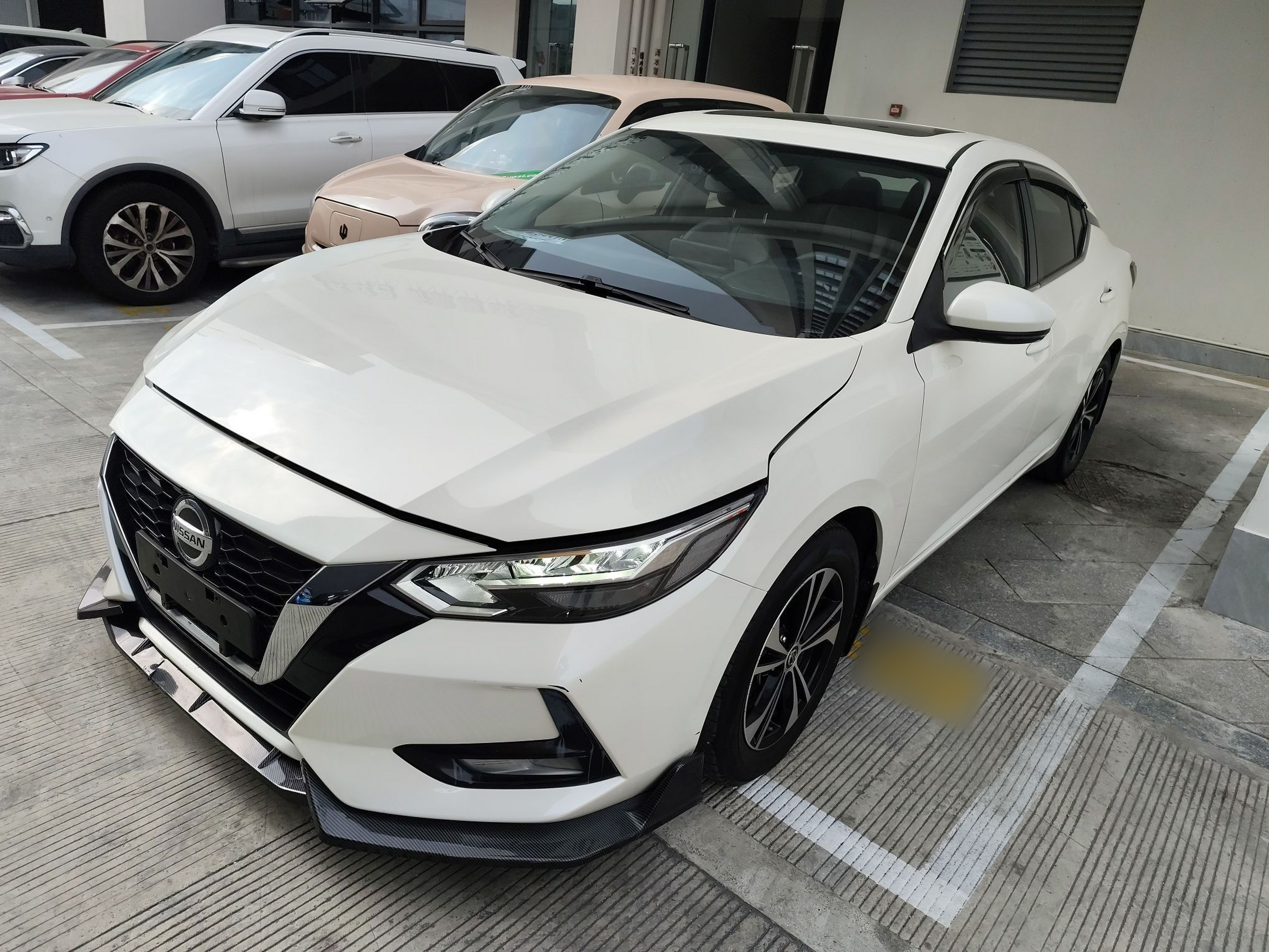 تحت مقدمة السيارة