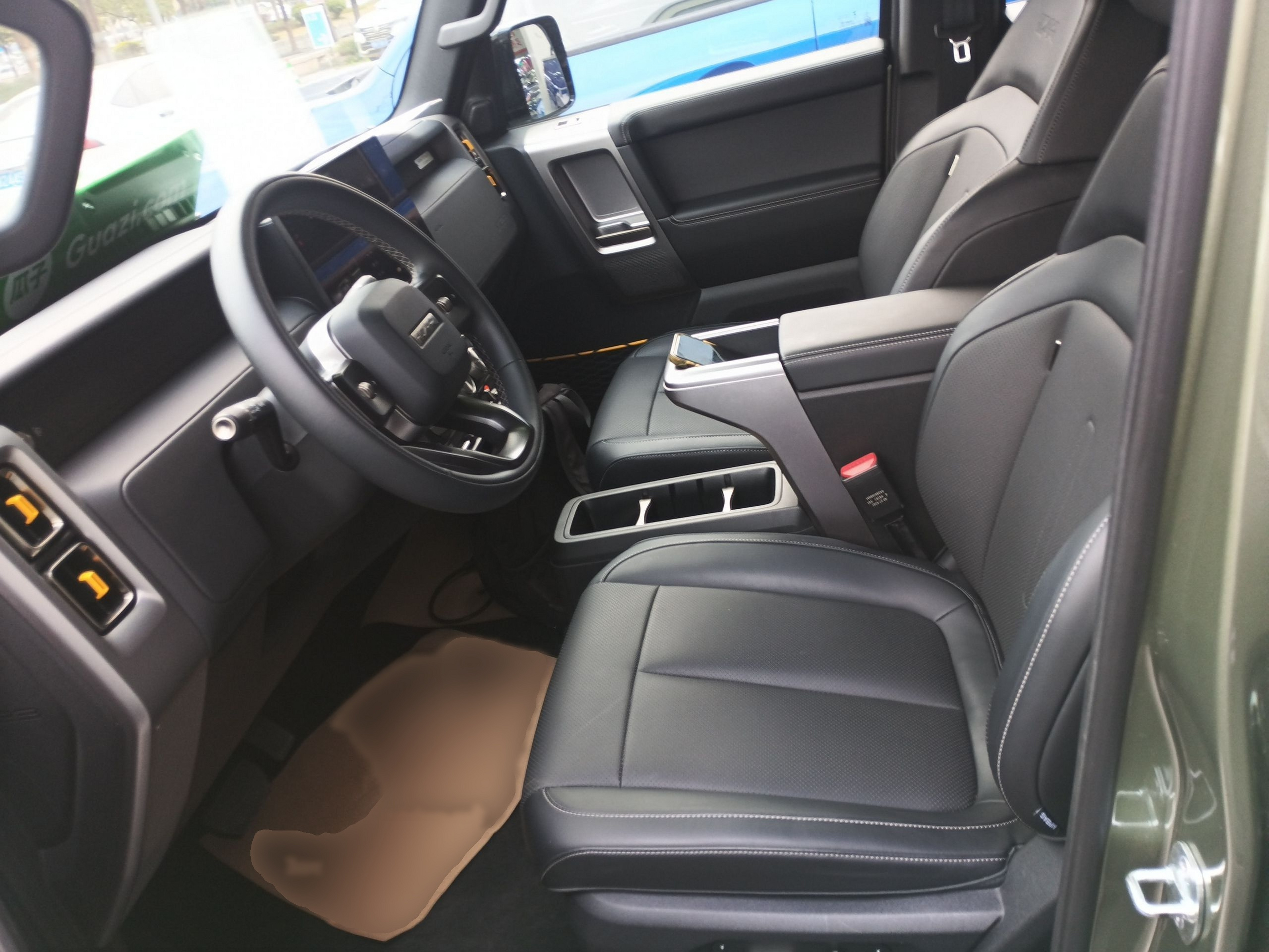 المقاعد الأمامية داخل السيارة