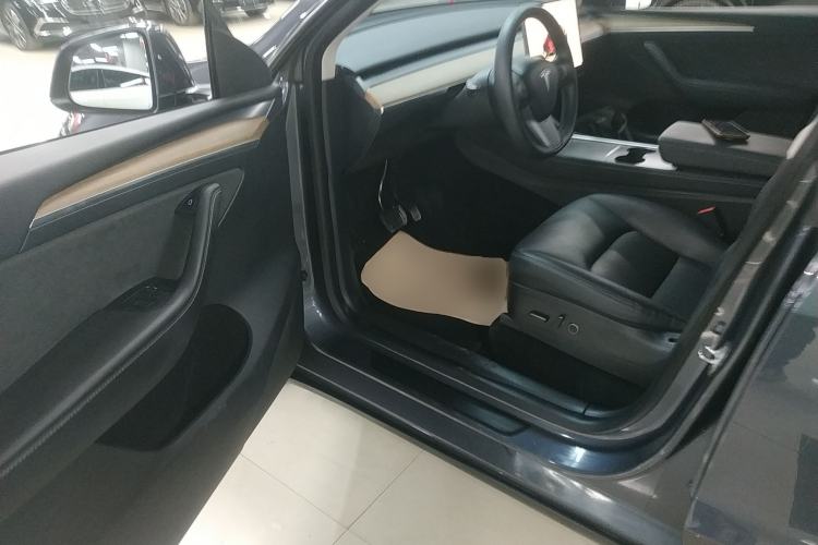 Used Tesla Model Y 2022 Long-Range All-Wheel-Drive Version
