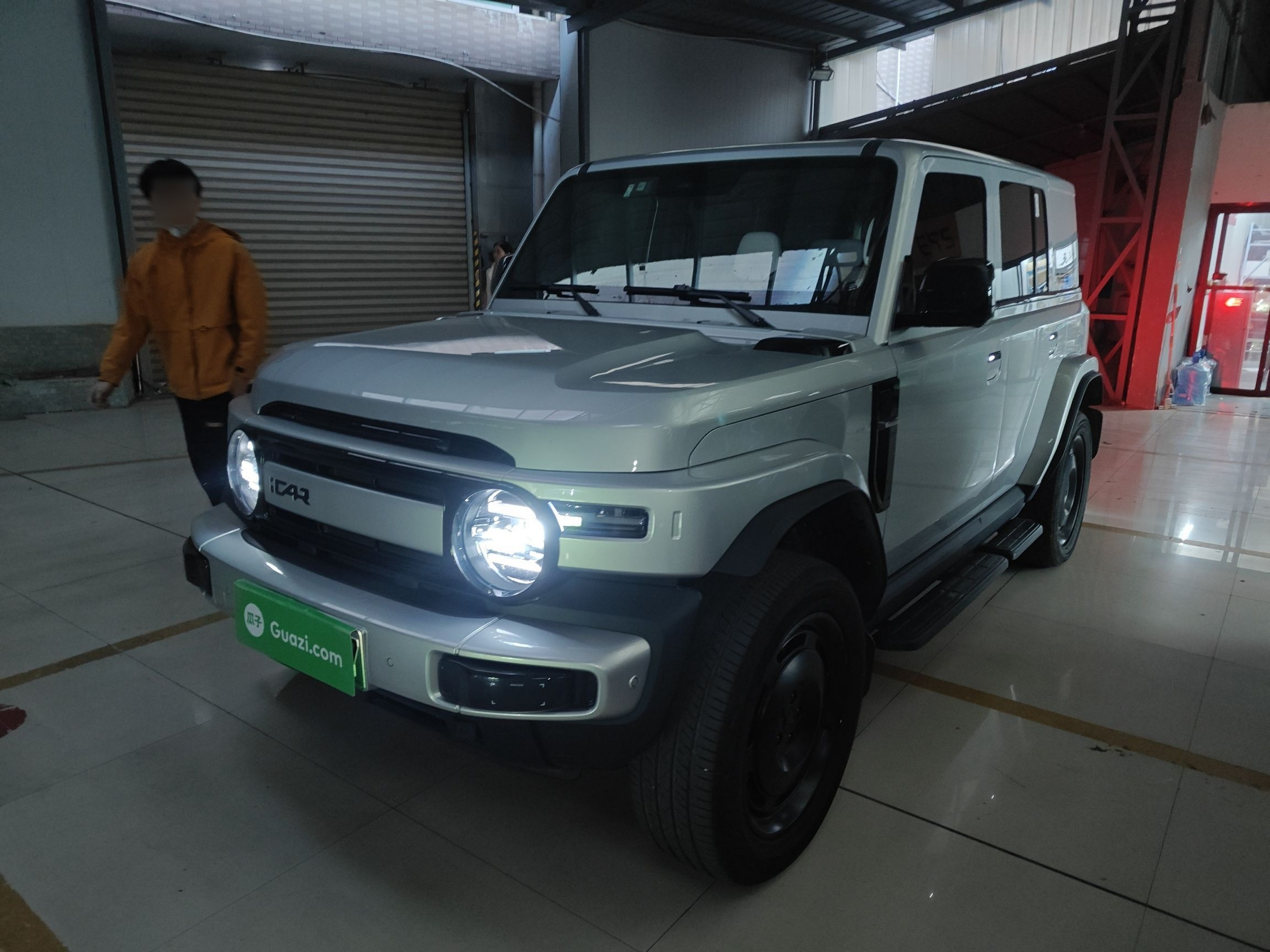 Под передней частью автомобиля