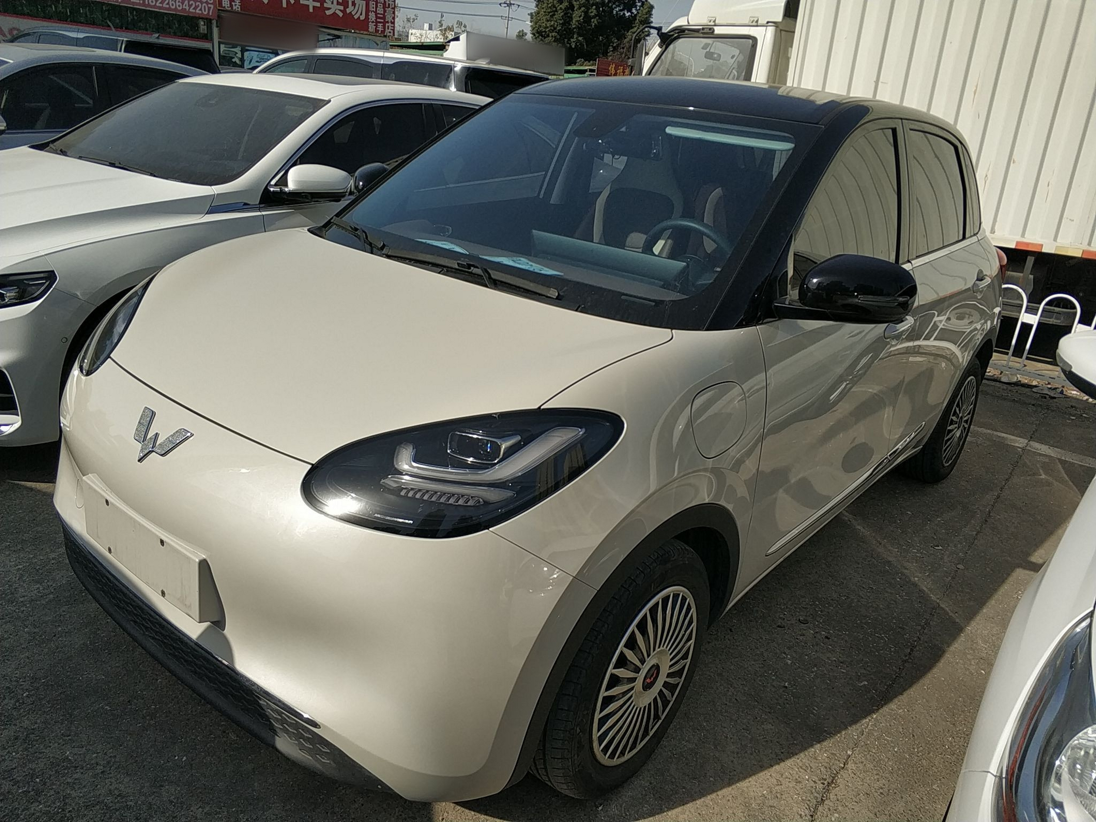 تحت مقدمة السيارة