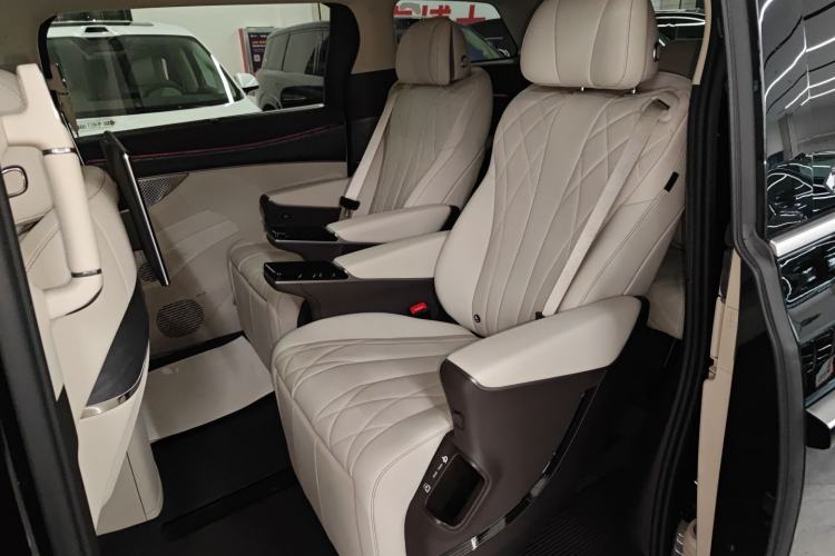 Used Denza D9 2025 DM-i Intelligent Drive 1020 Four-Wheel Drive Prestige Model