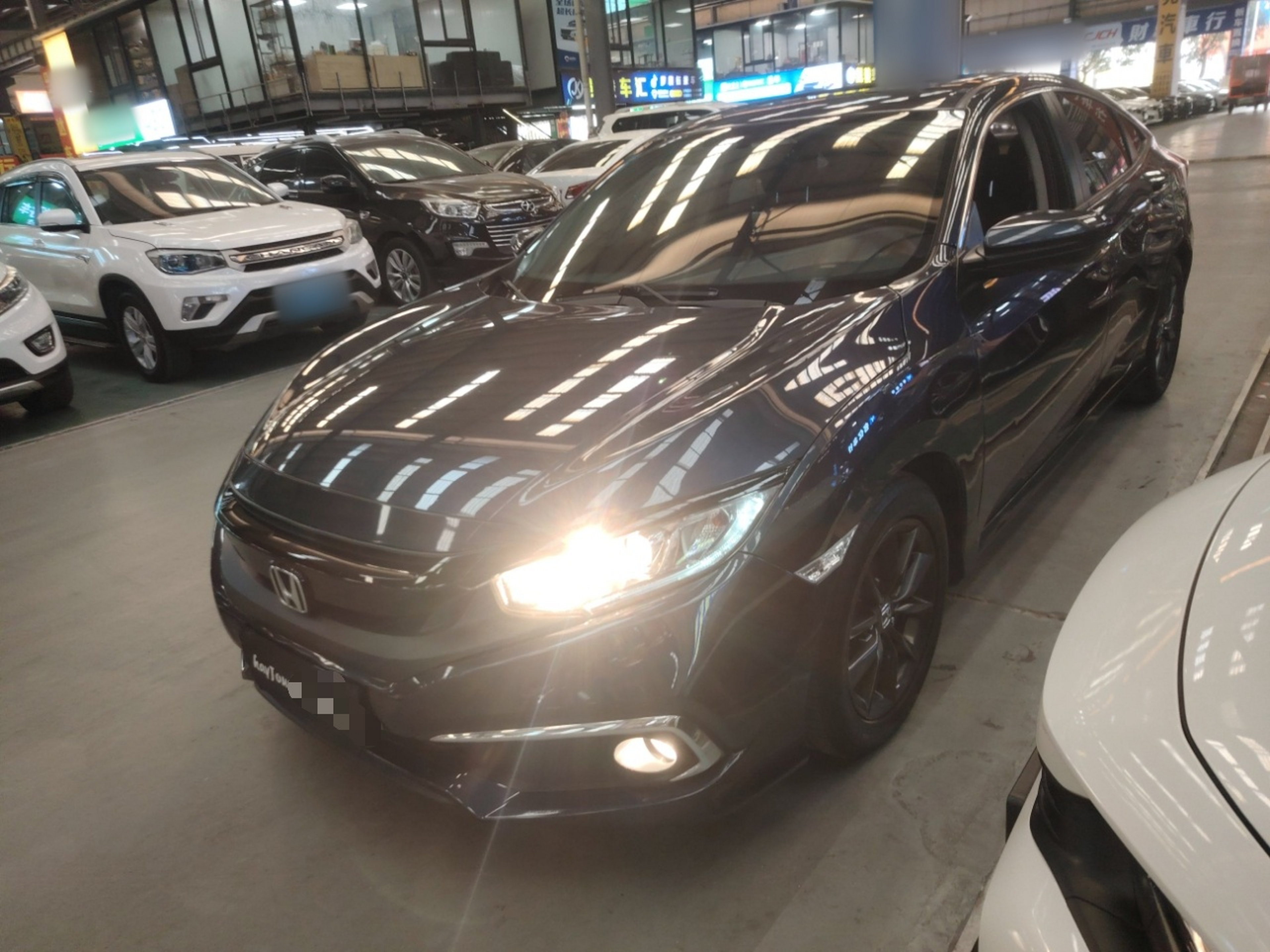 تحت مقدمة السيارة