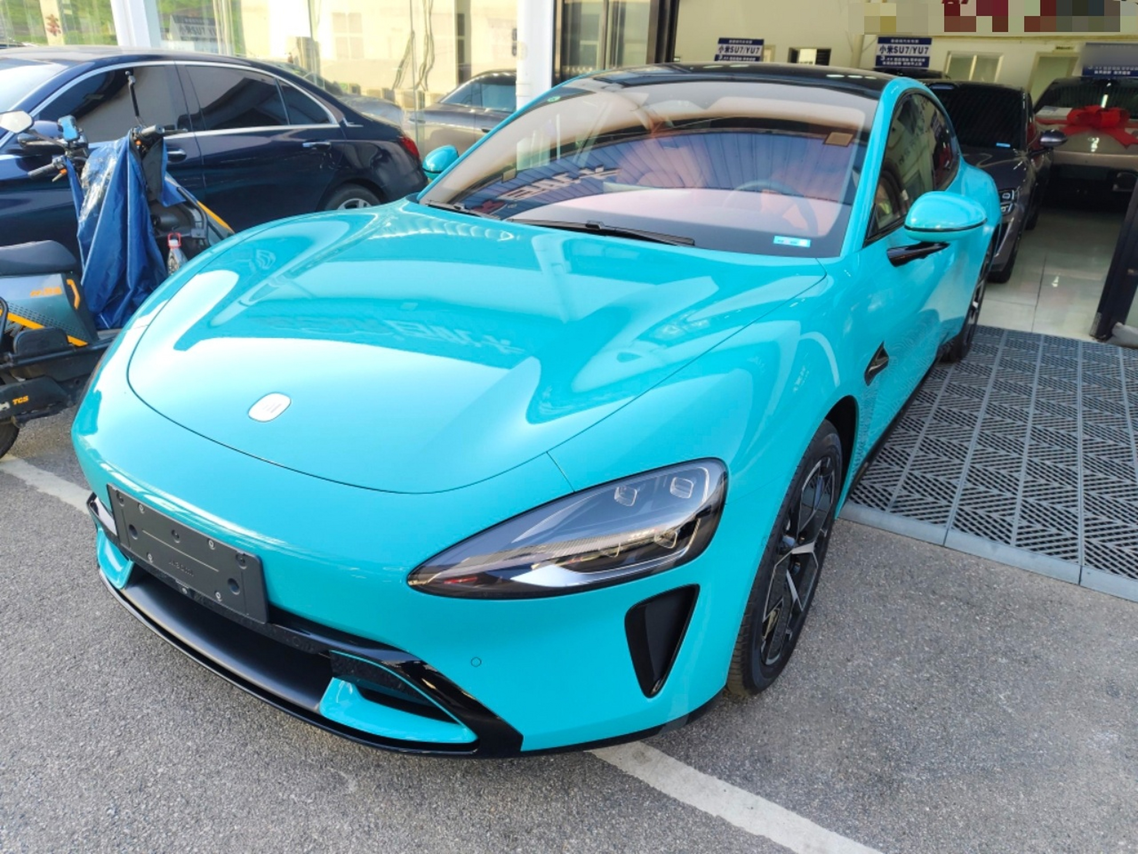 تحت مقدمة السيارة