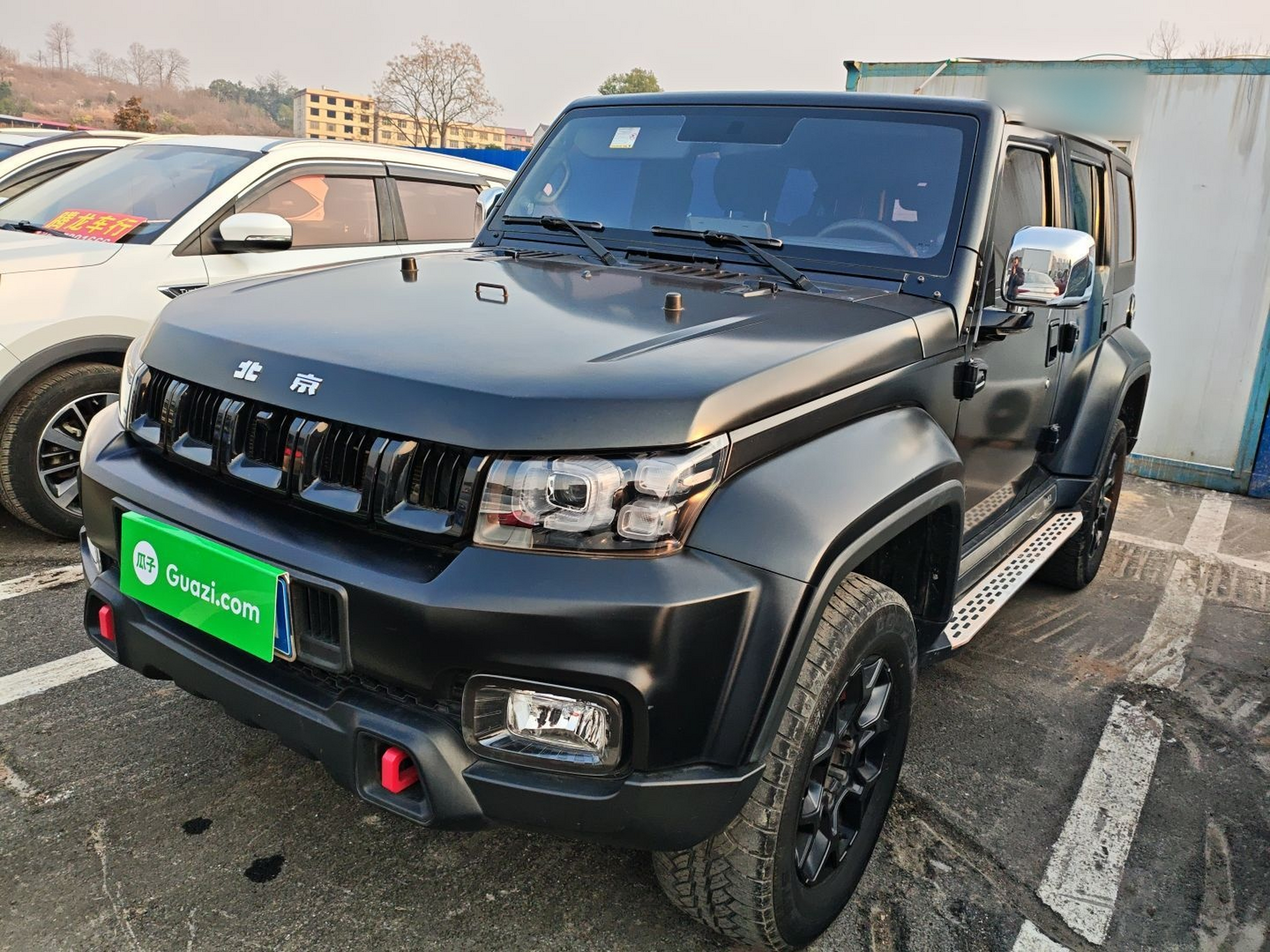 تحت مقدمة السيارة