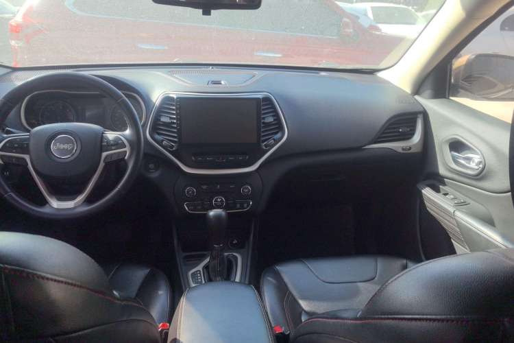 Used  Cherokee 2016 2.0L Smart Version
