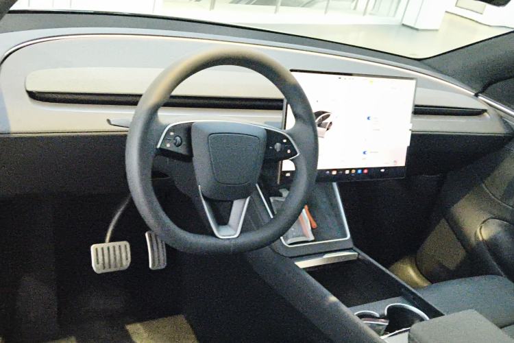 Used Tesla Model Y L 2025 Long-Range All-Wheel-Drive Version
