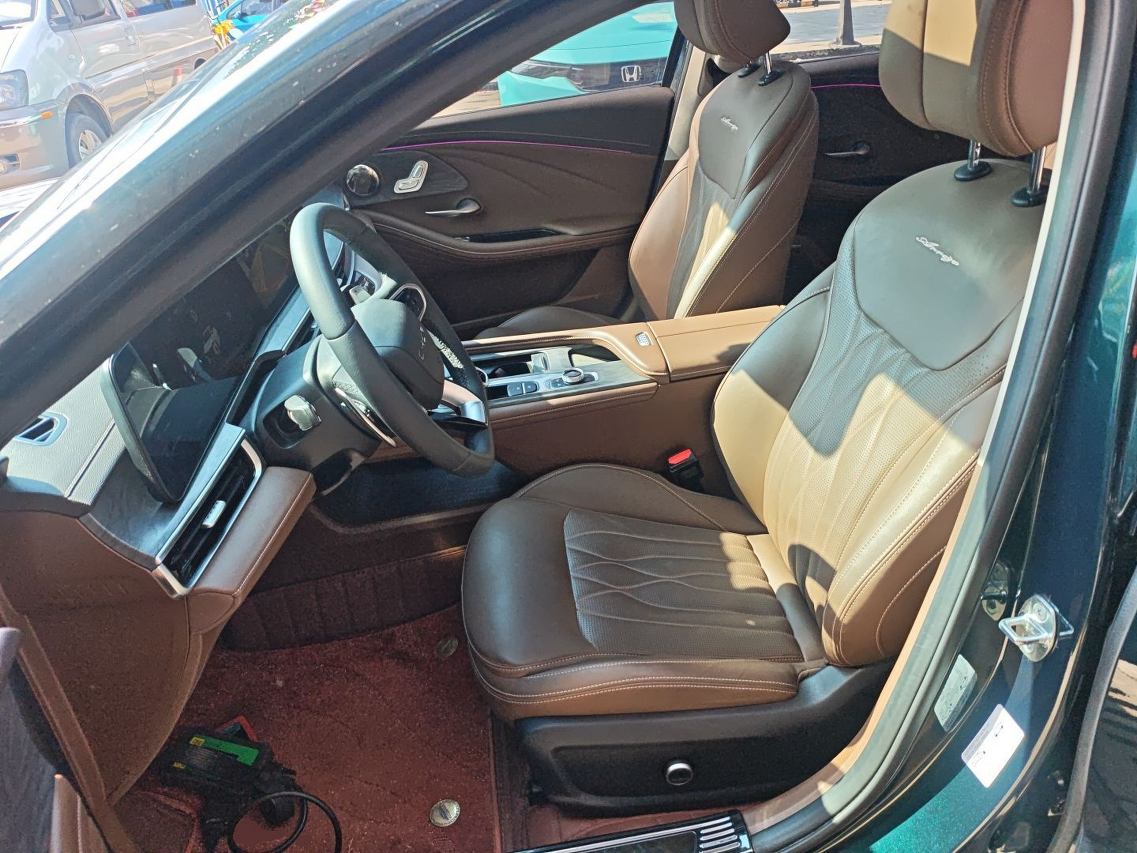 المقاعد الأمامية داخل السيارة