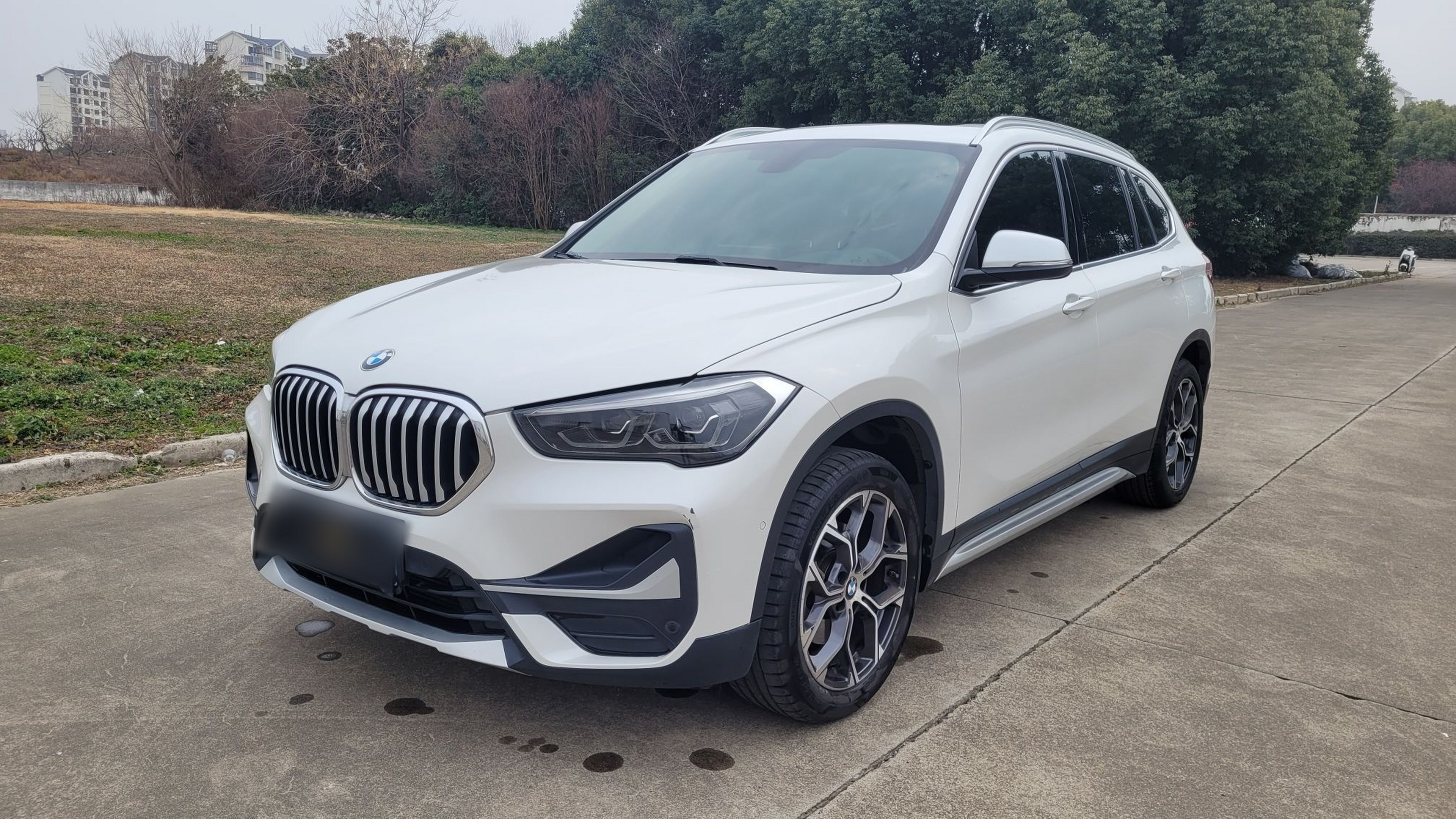 Под передней частью автомобиля