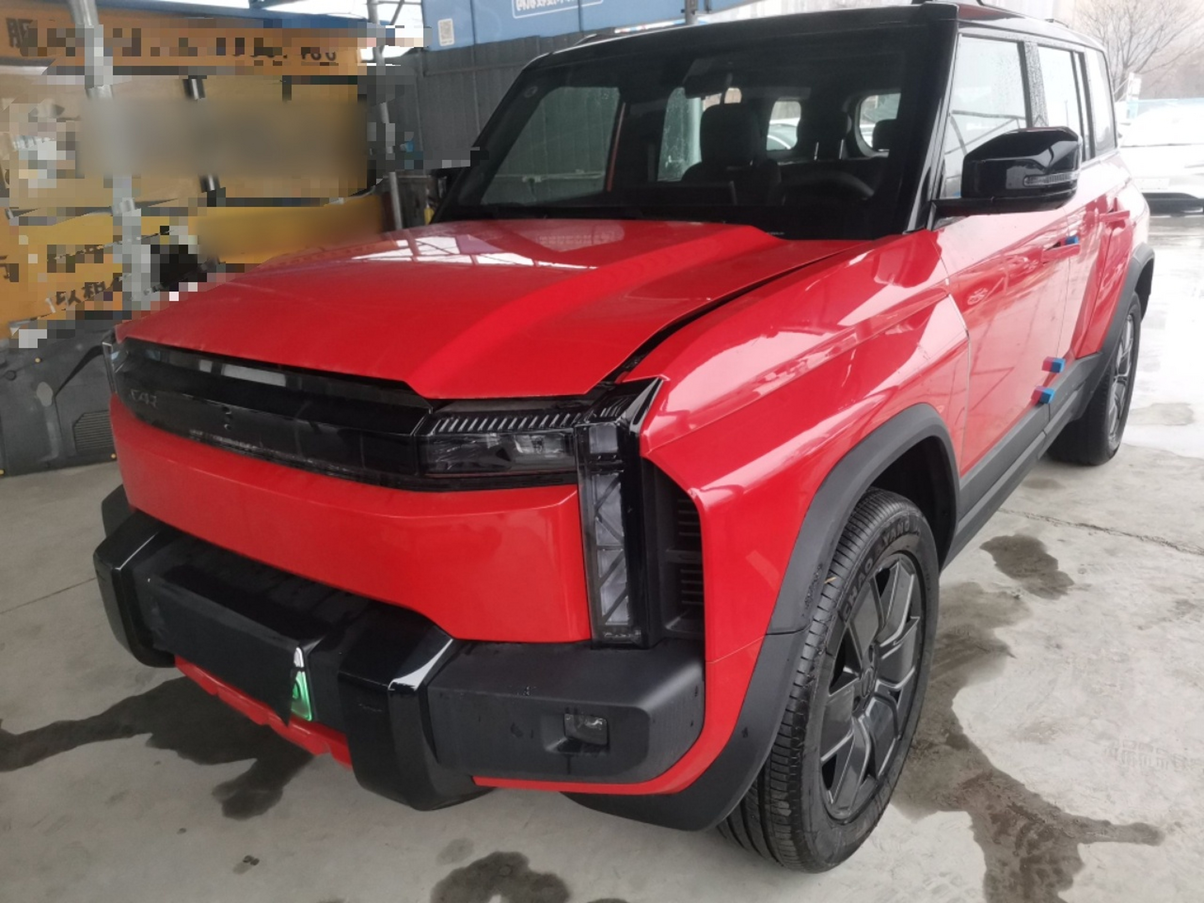 تحت مقدمة السيارة