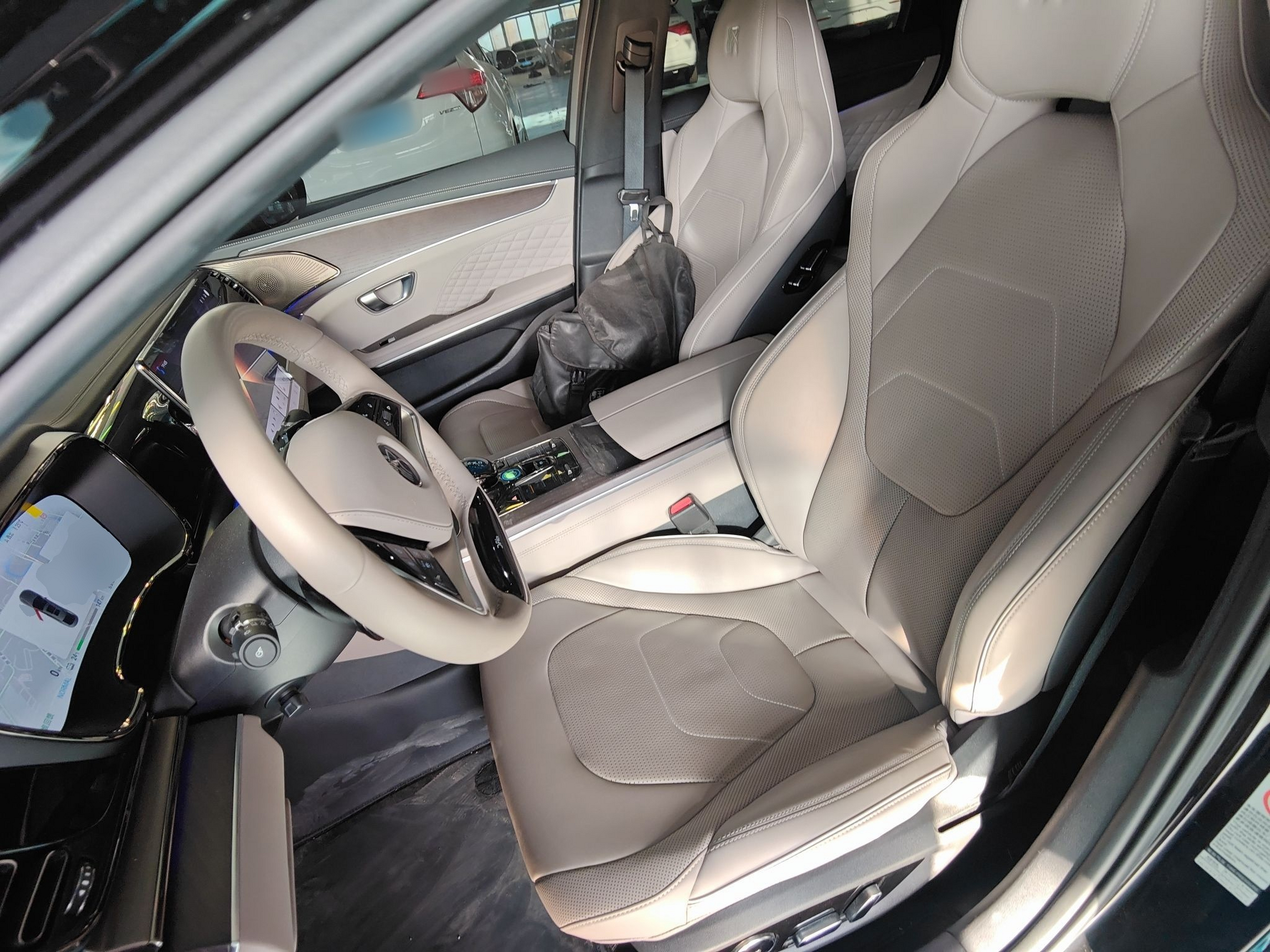 المقاعد الأمامية داخل السيارة