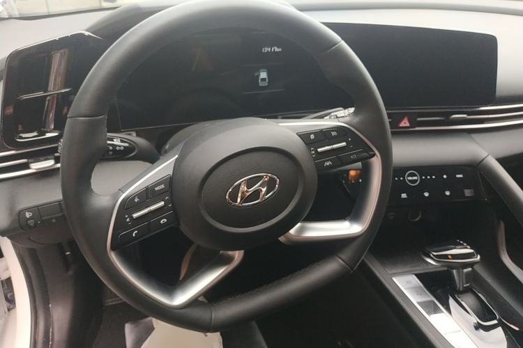 Used Hyundai Elantra 2022 1.5L CVT LUX Prestige Edition
