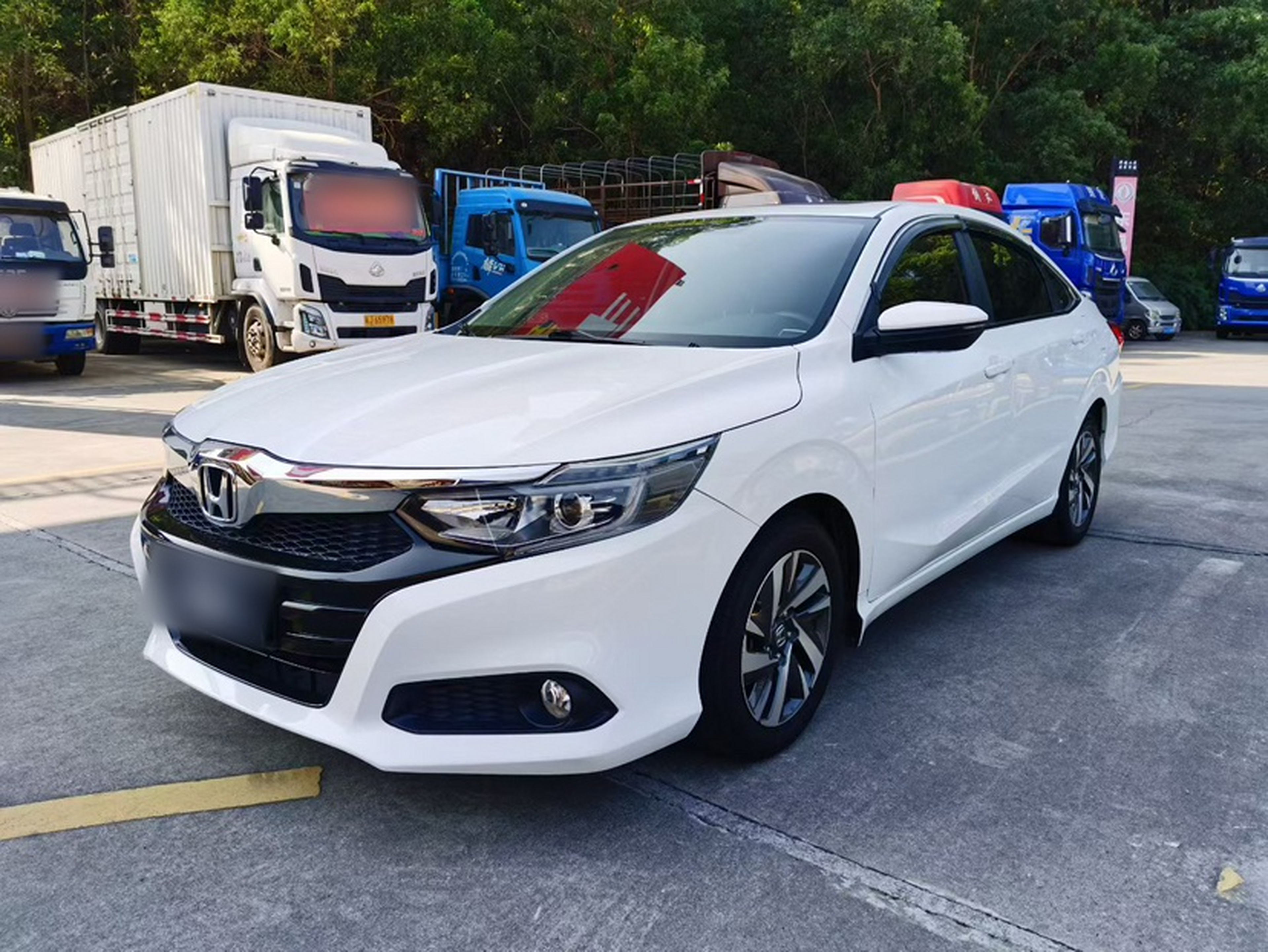 تحت مقدمة السيارة