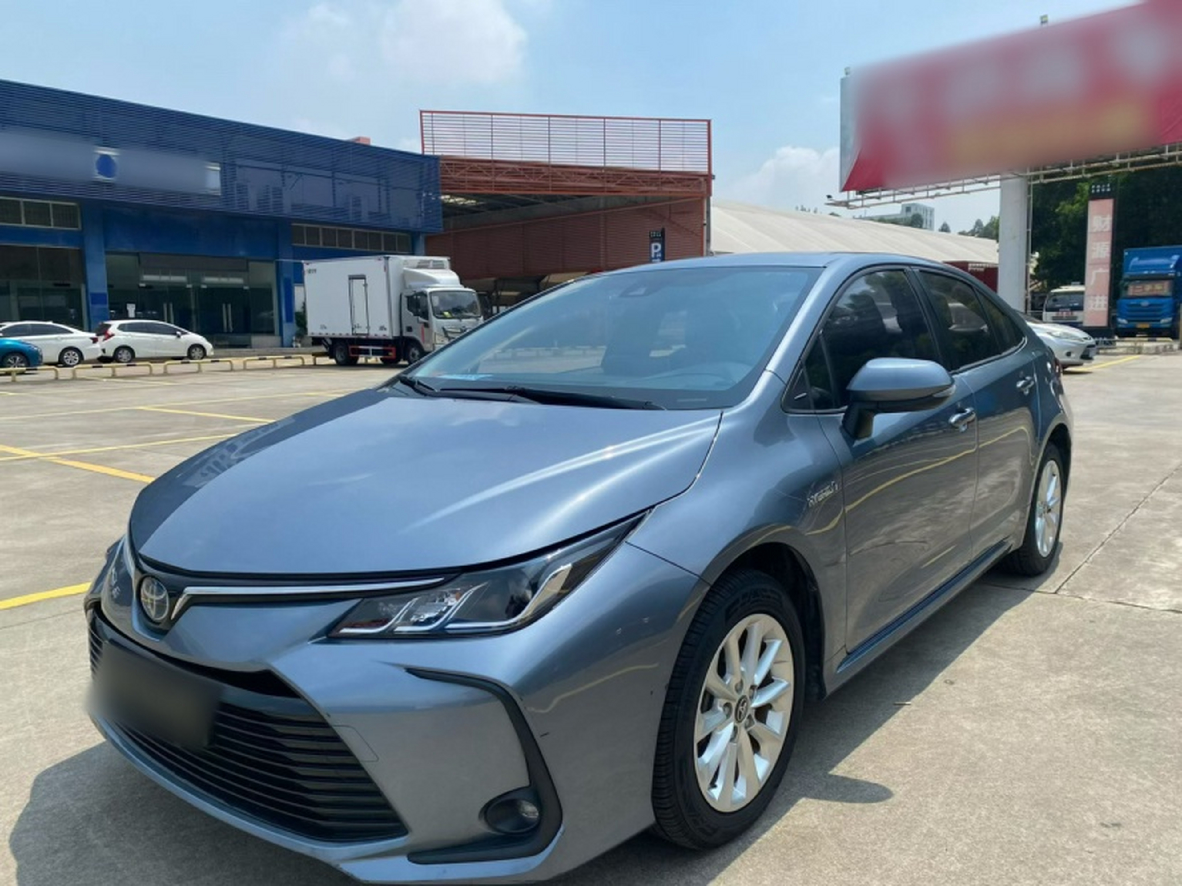 Под передней частью автомобиля