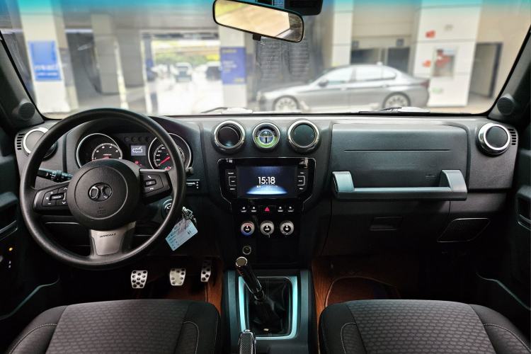 Used Beijing Auto BJ40 2016 40L 2.0T Manual Two-Wheel Drive Luxury Edition
