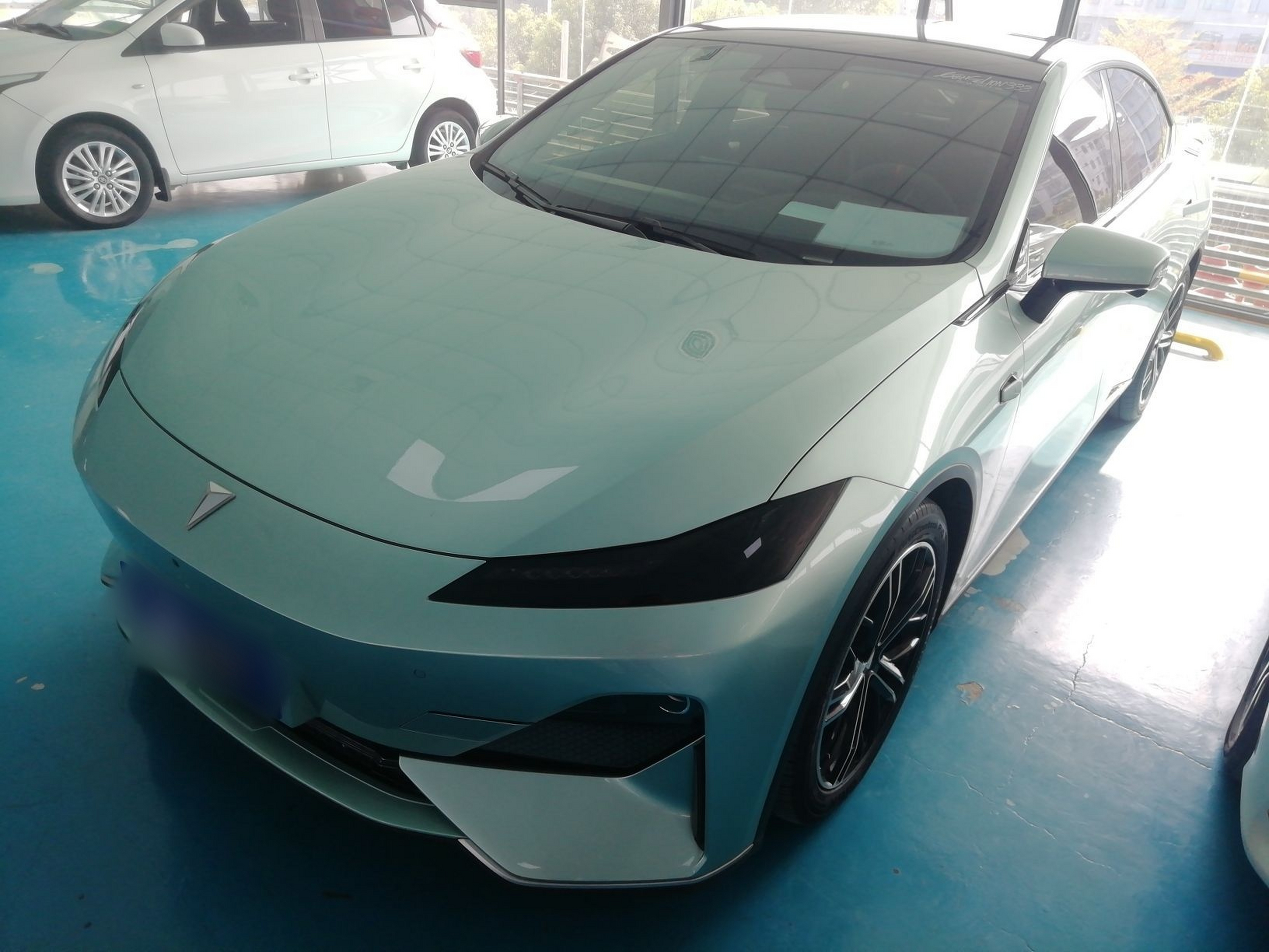 تحت مقدمة السيارة