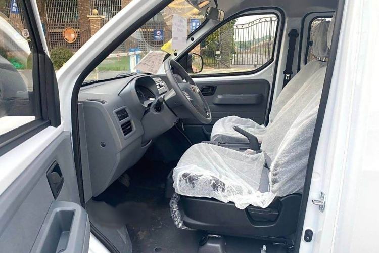 Used Wuling Yangguang 2024 300KM Comfort Version Passenger Van 75kW
