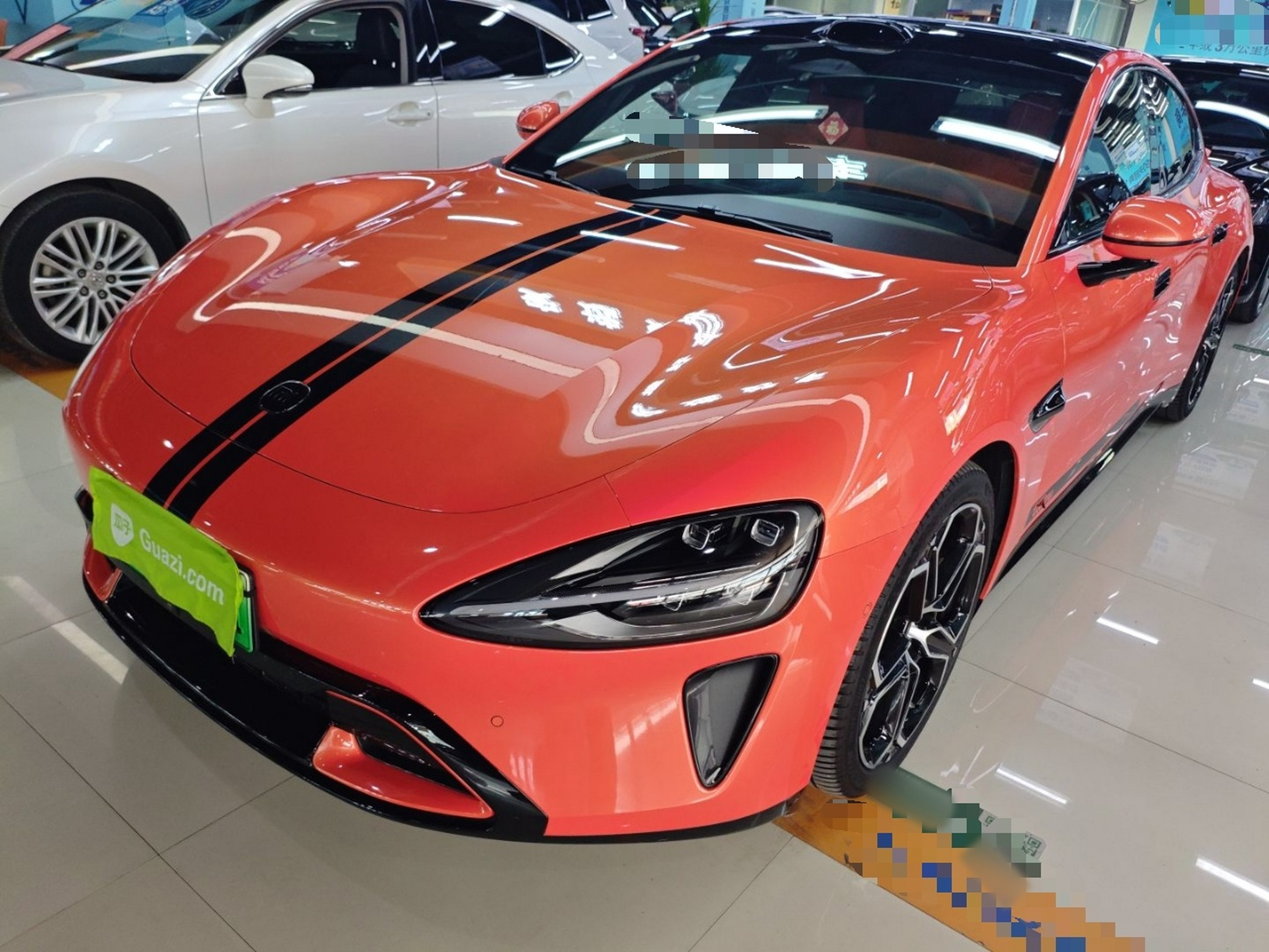 تحت مقدمة السيارة