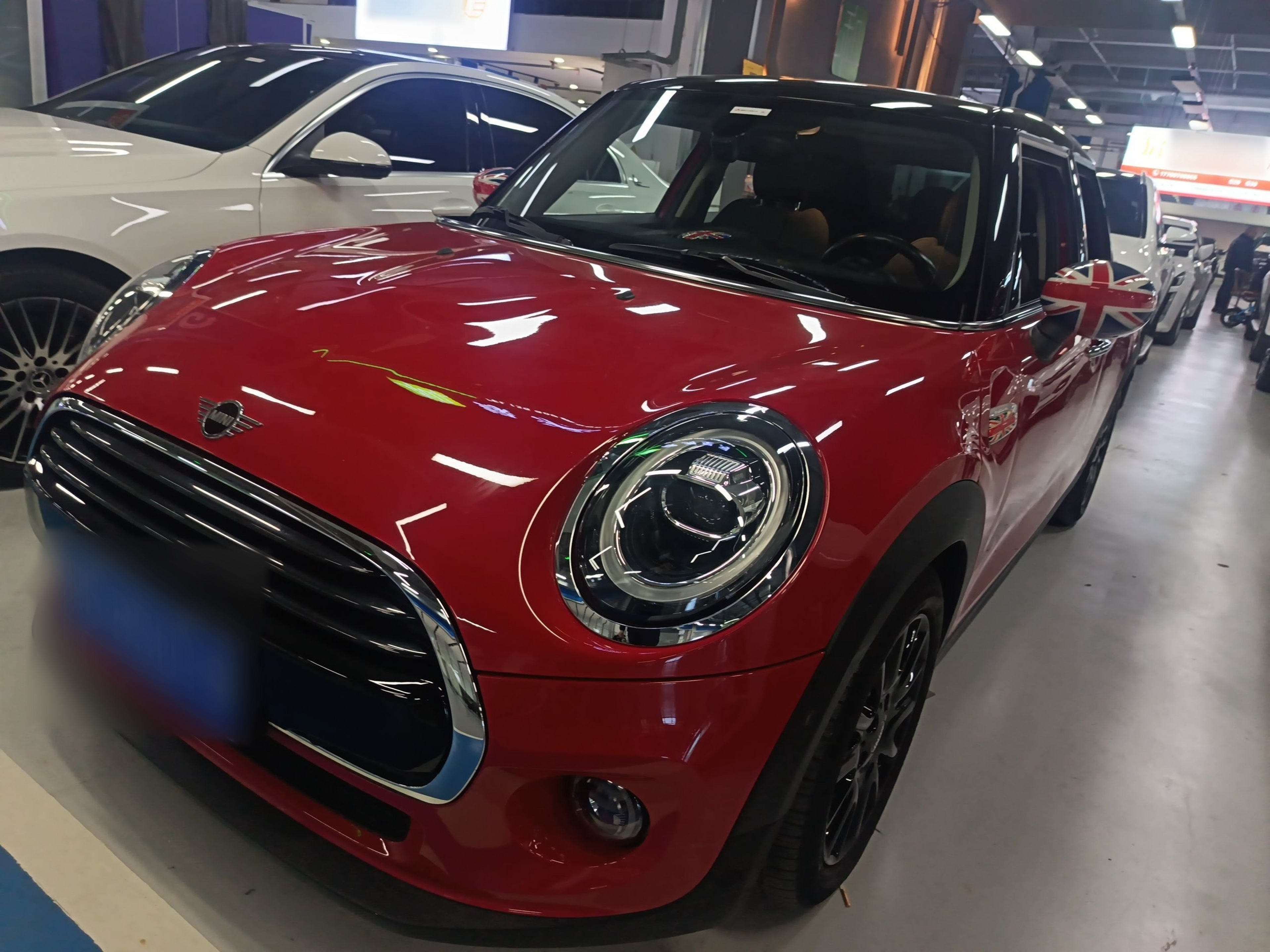 تحت مقدمة السيارة