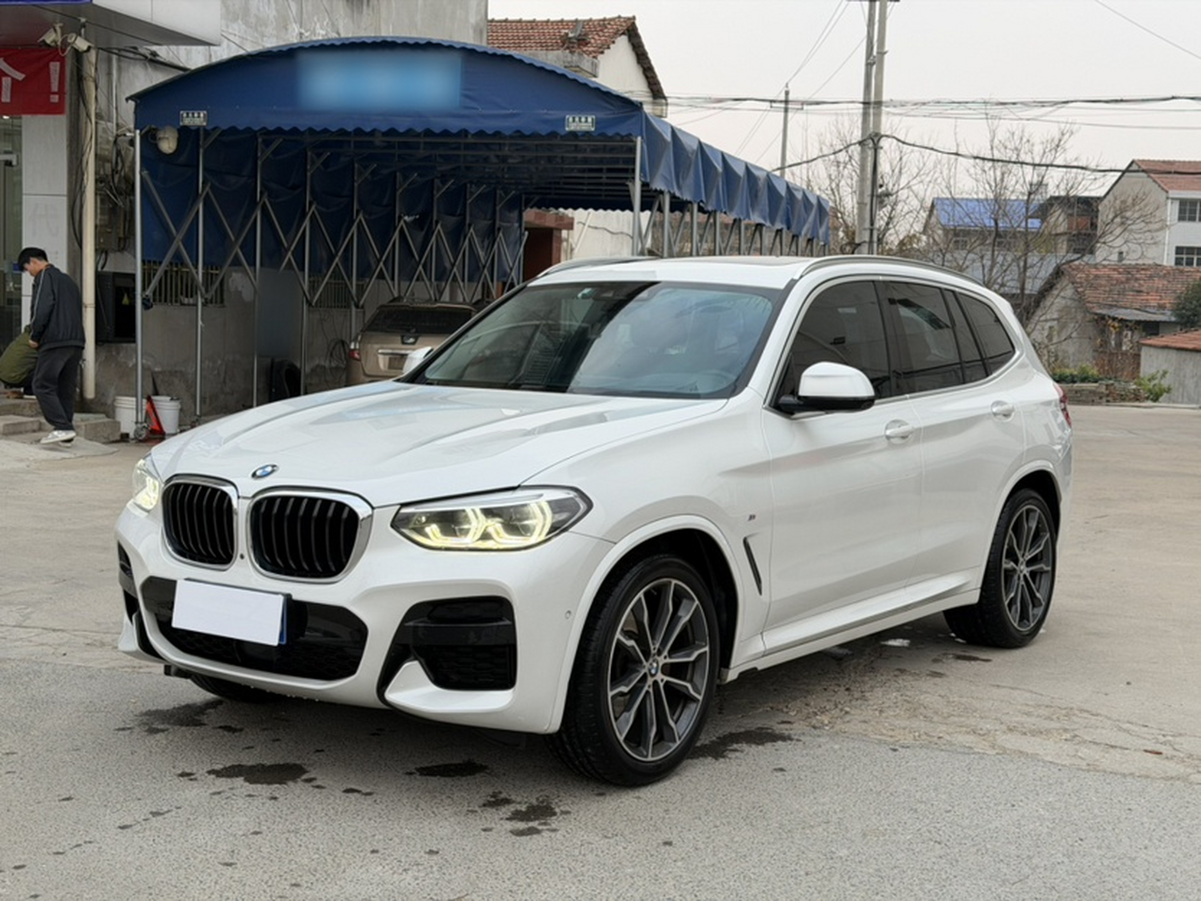 Под передней частью автомобиля