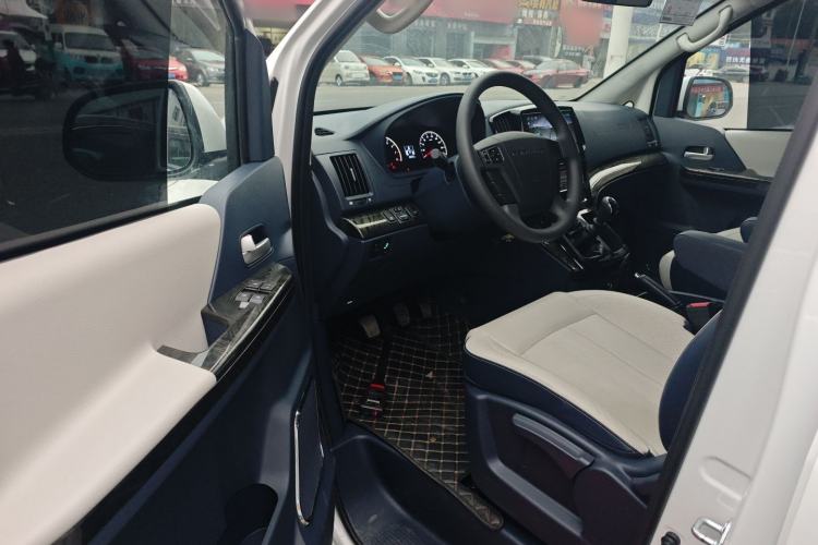 Used FORTHING Lingzhi PLUS 2023 2.0L Manual Luxury CNG 7-Seater
