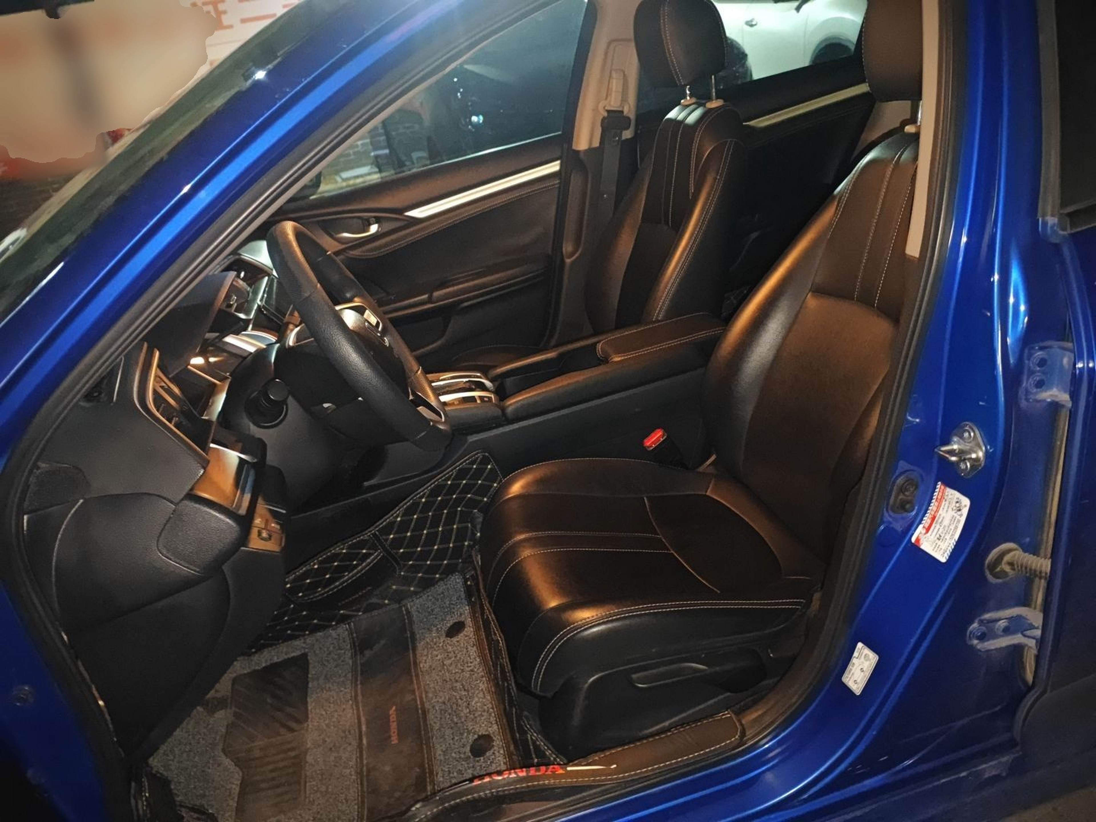 Переднее сиденье в автомобиле