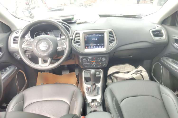 Used  Compass 2019 200TS Automatic Premium - Connected Large Screen Version
