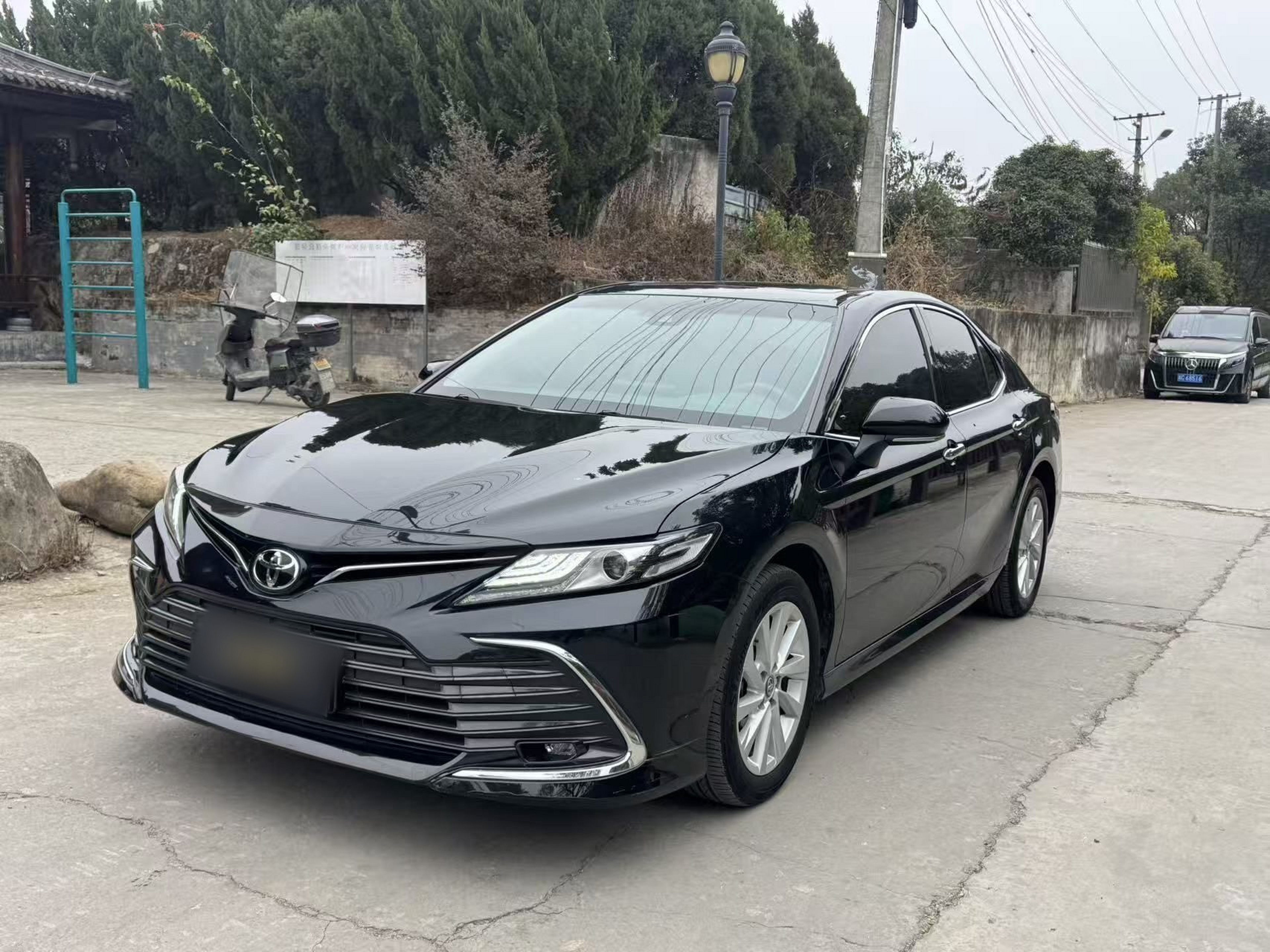 Под передней частью автомобиля