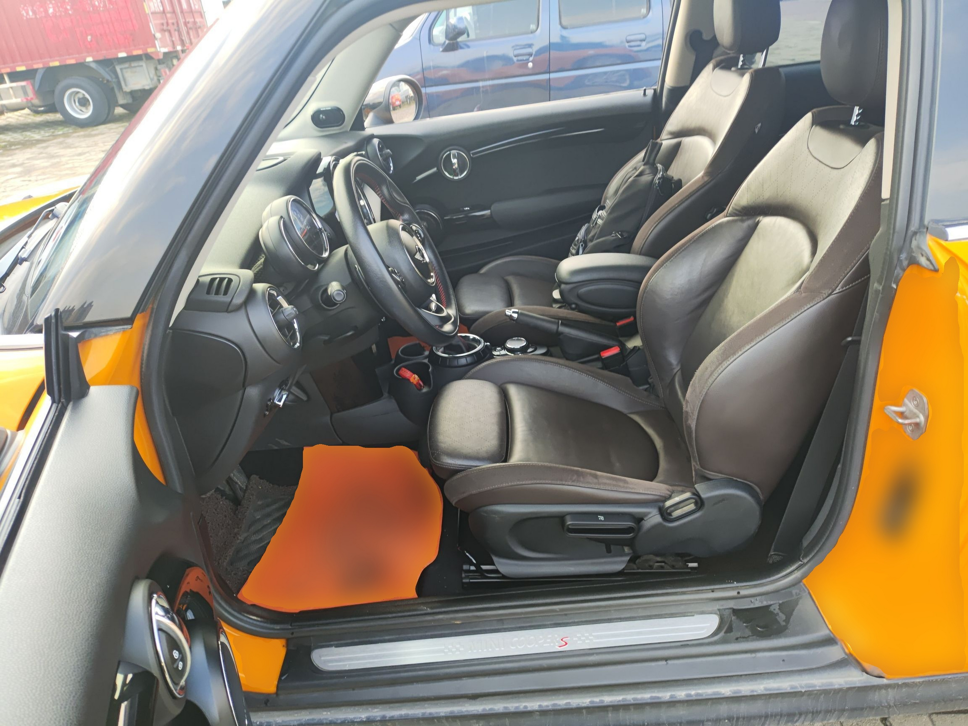 المقاعد الأمامية داخل السيارة