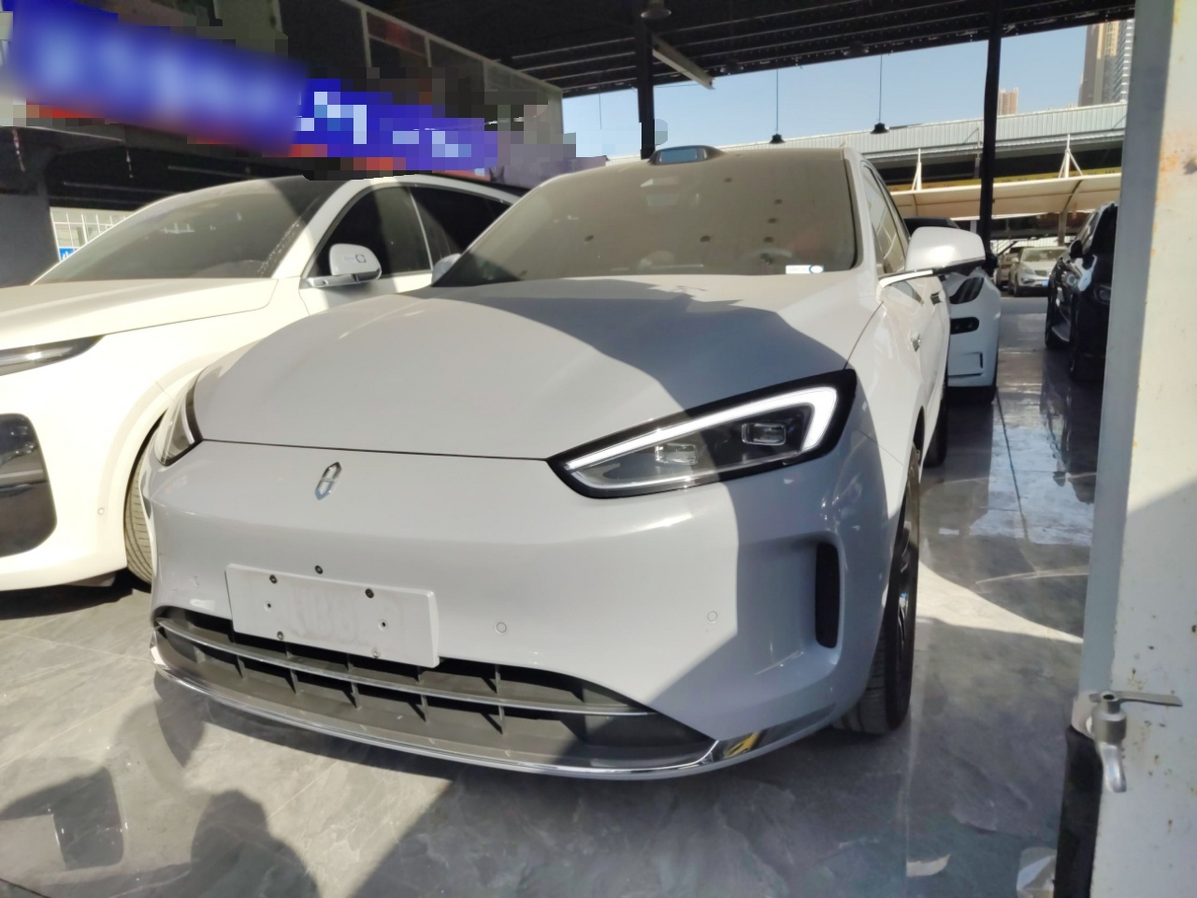 تحت مقدمة السيارة