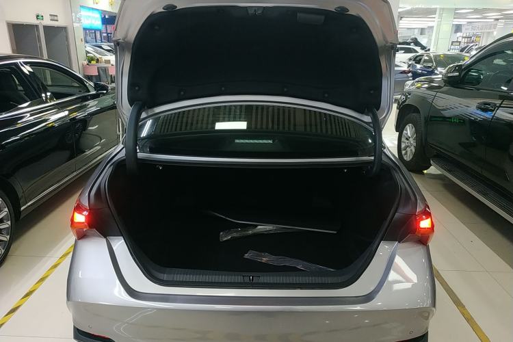 Used Toyota Avalon 2019 Dual-Engine 2.5L XLE Prestige Version China VI Standard
