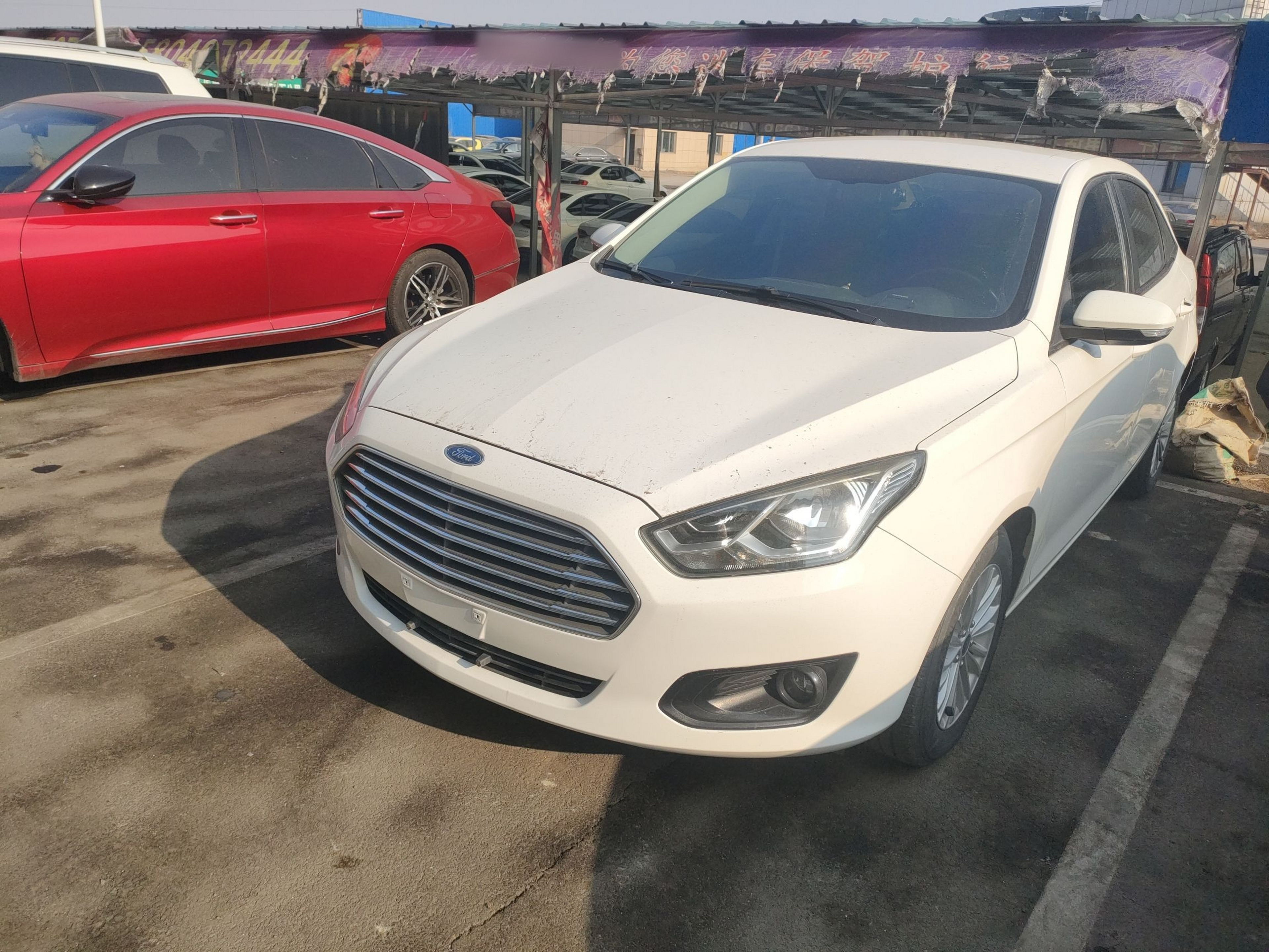 تحت مقدمة السيارة