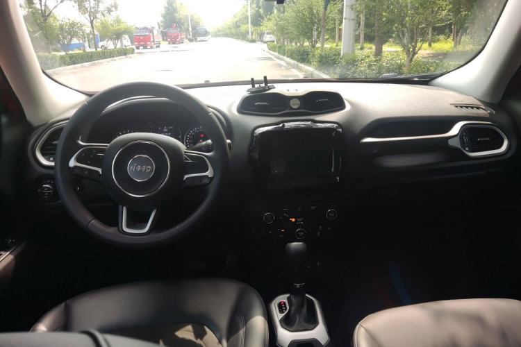 Used  Renegade 2019 220T Automatic Leading Edition