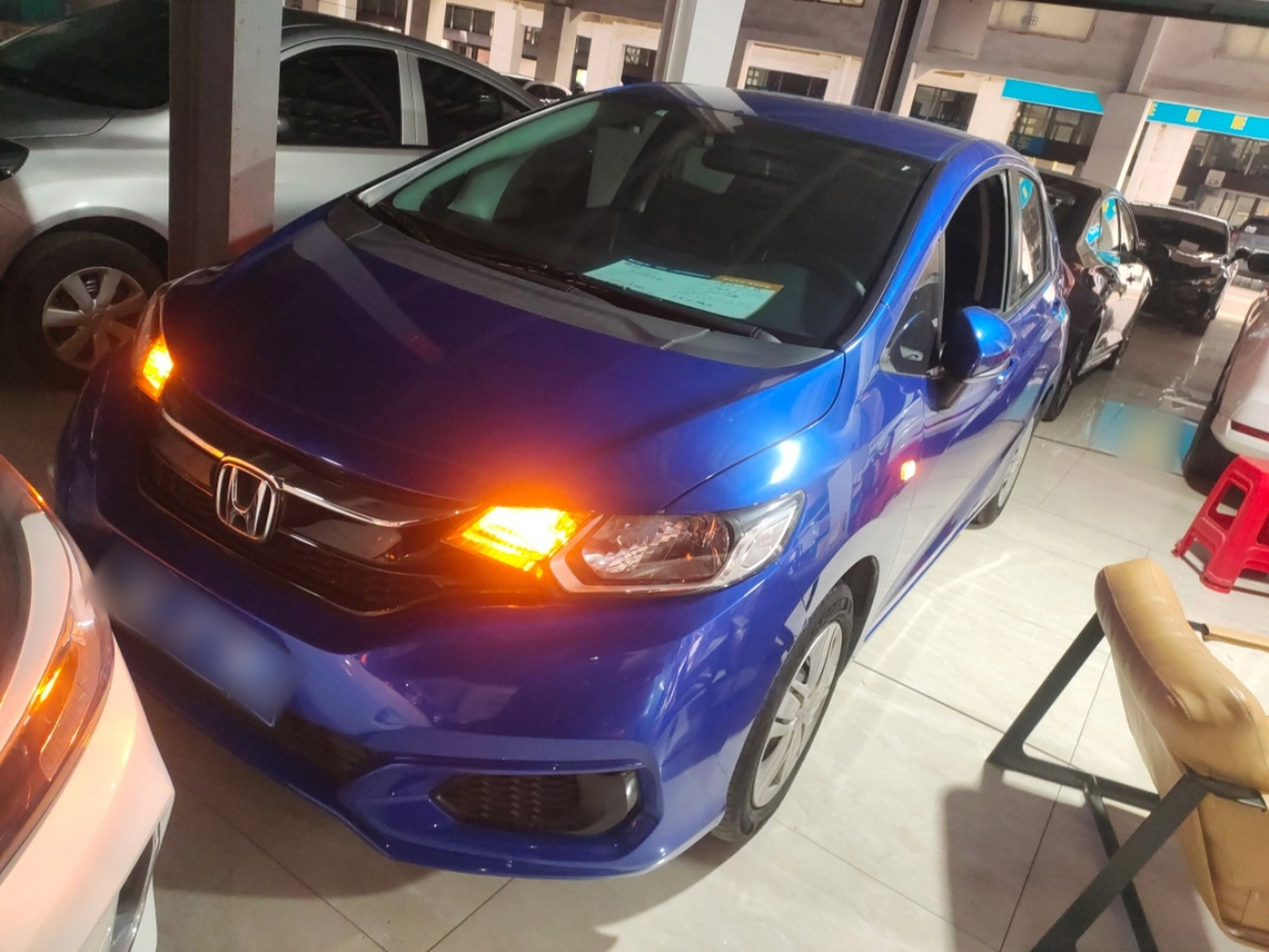 Под передней частью автомобиля