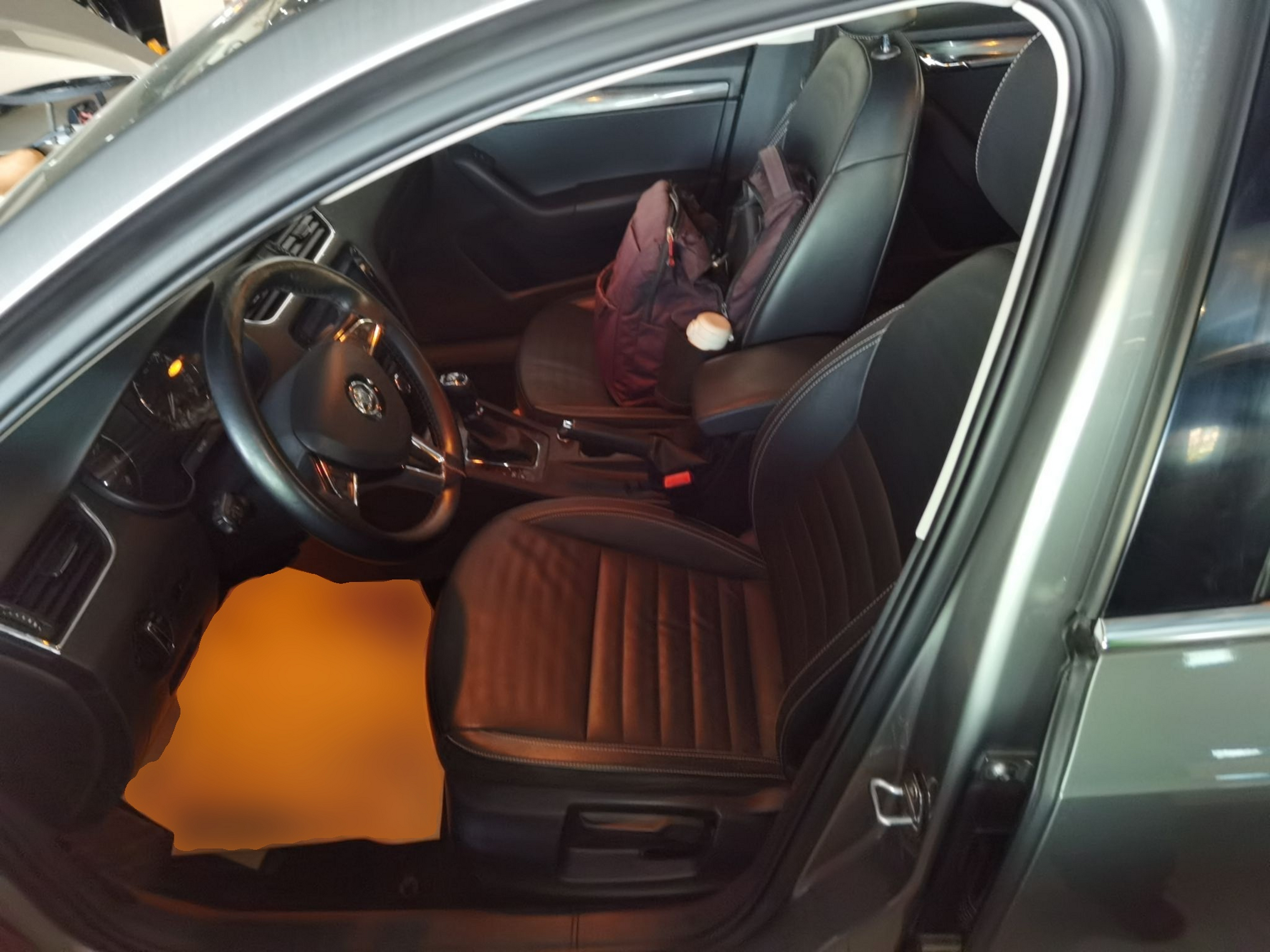 Переднее сиденье в автомобиле