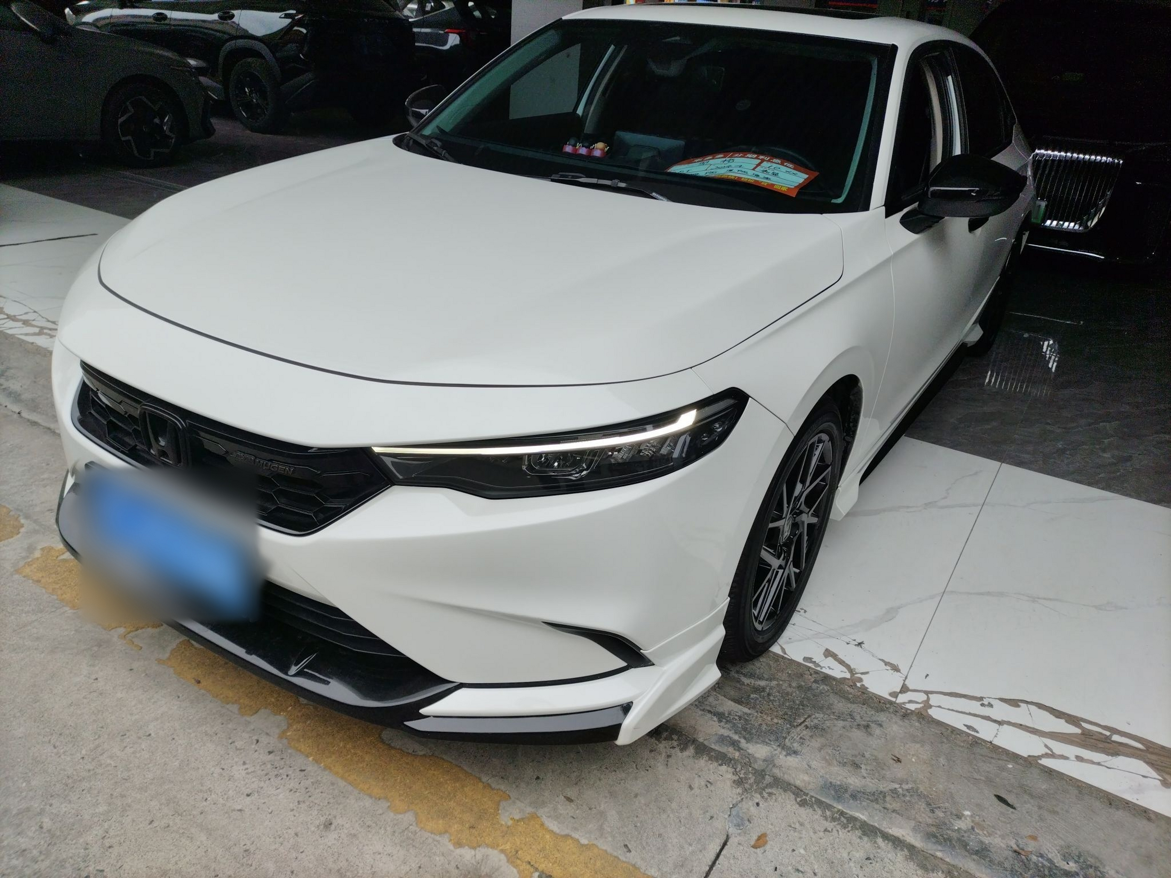 تحت مقدمة السيارة