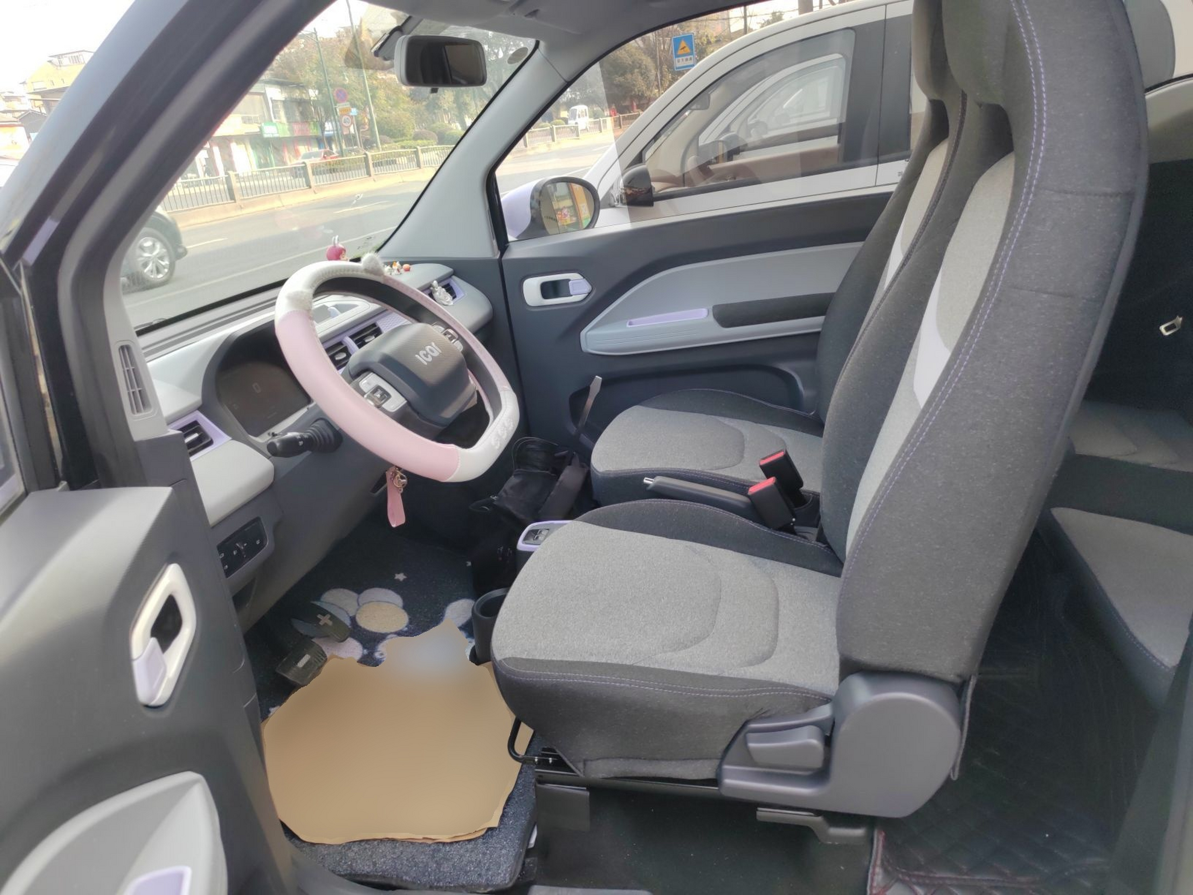 المقاعد الأمامية داخل السيارة