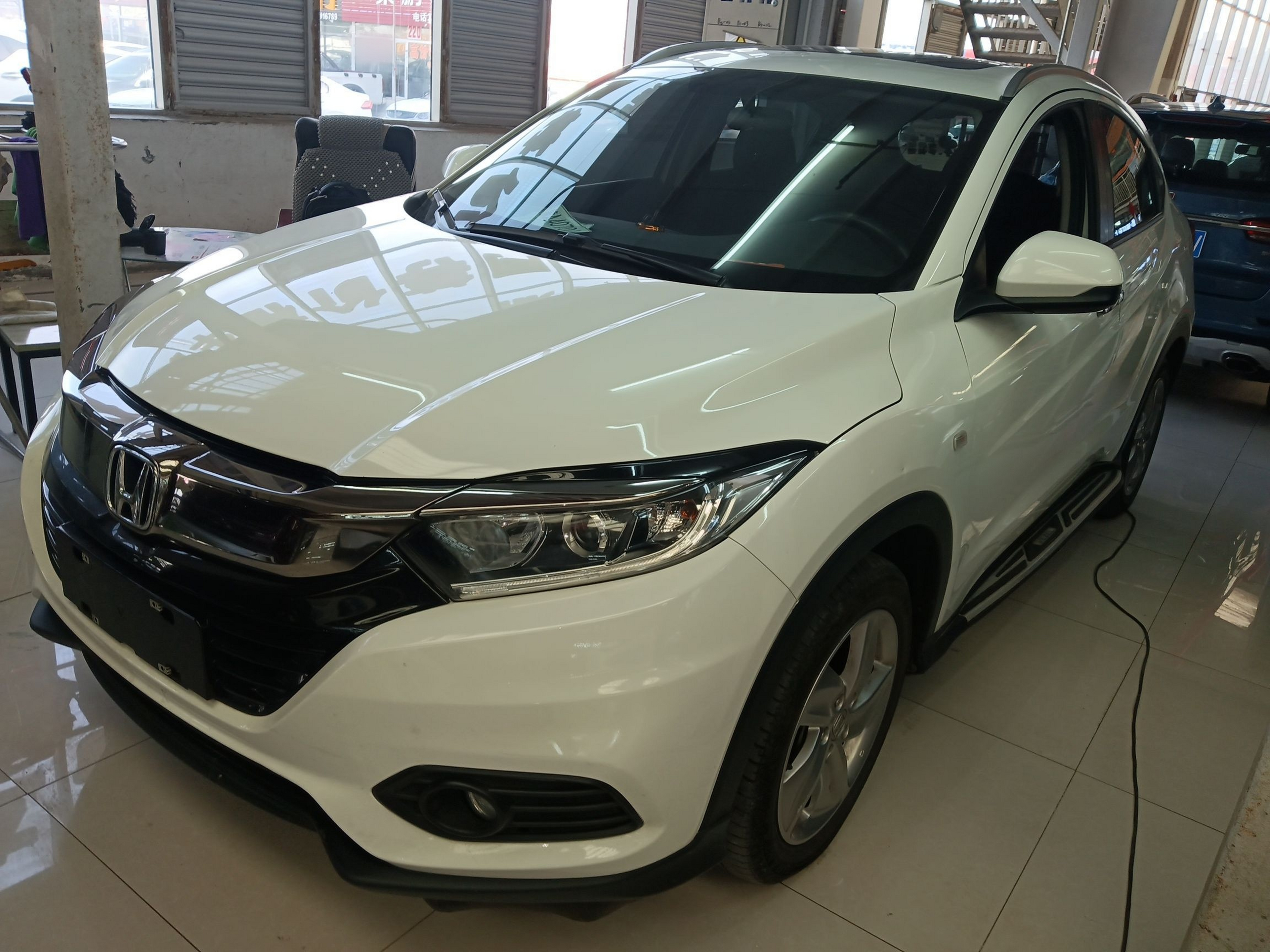 تحت مقدمة السيارة