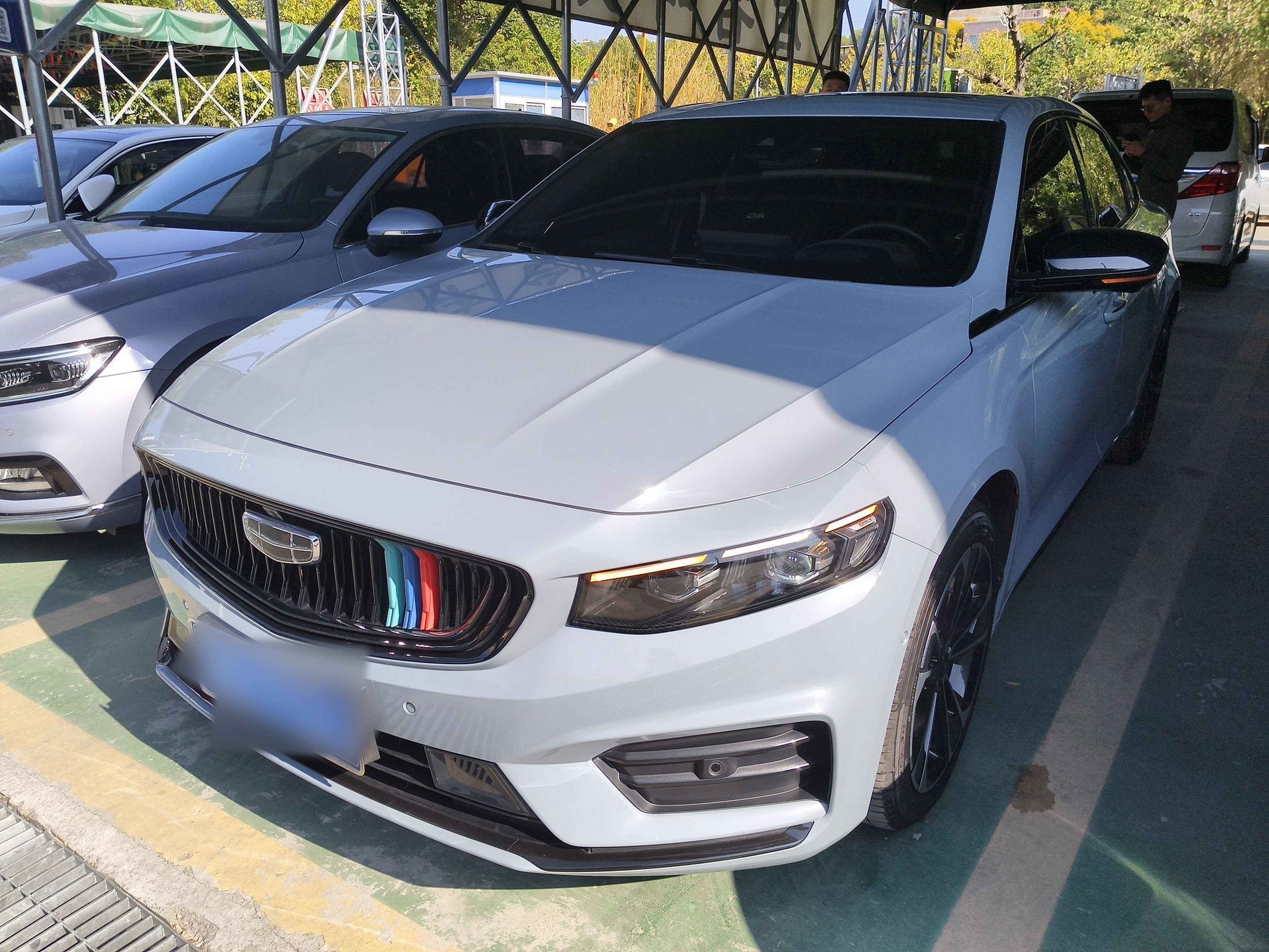 Под передней частью автомобиля