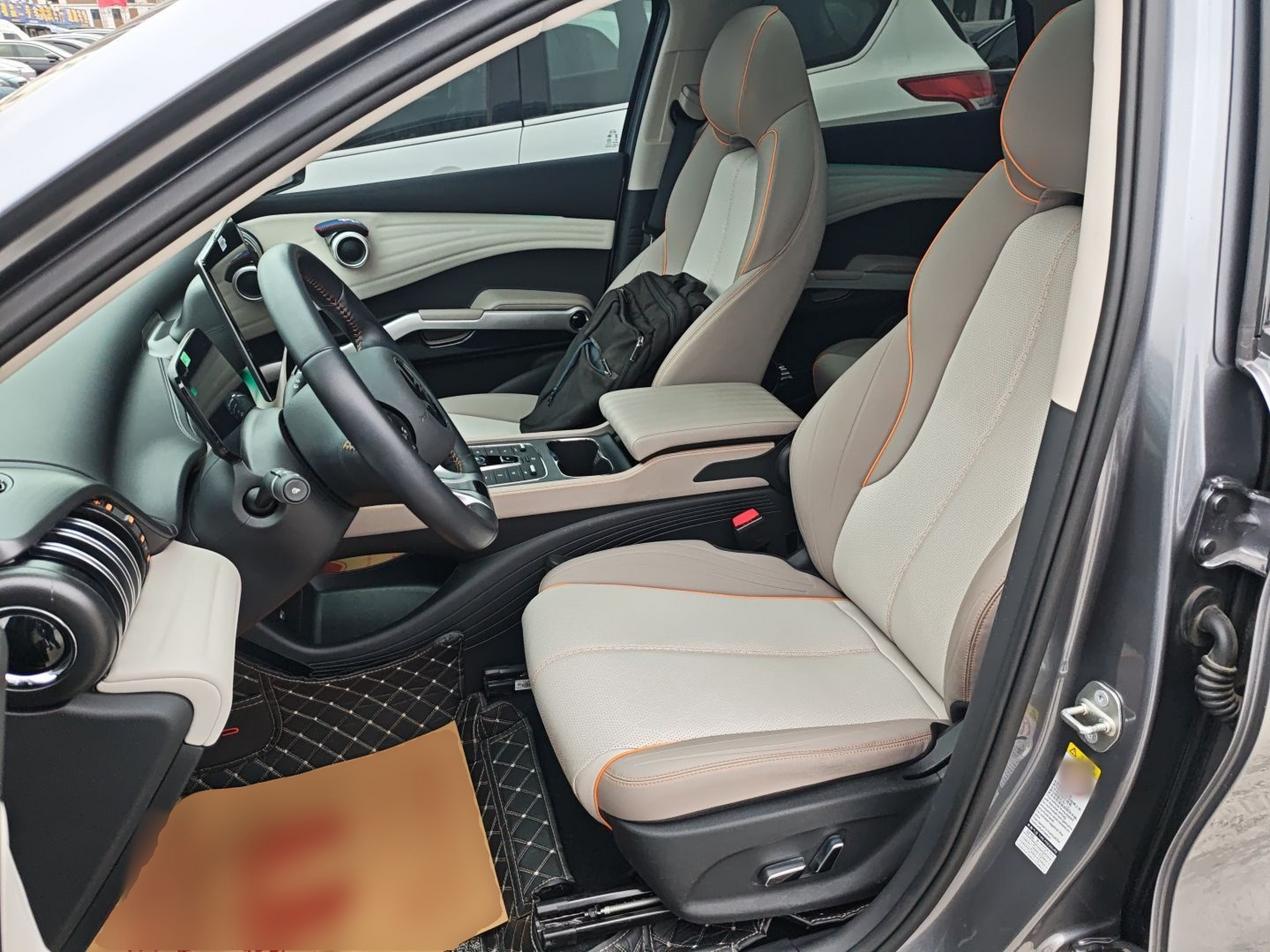 Переднее сиденье в автомобиле