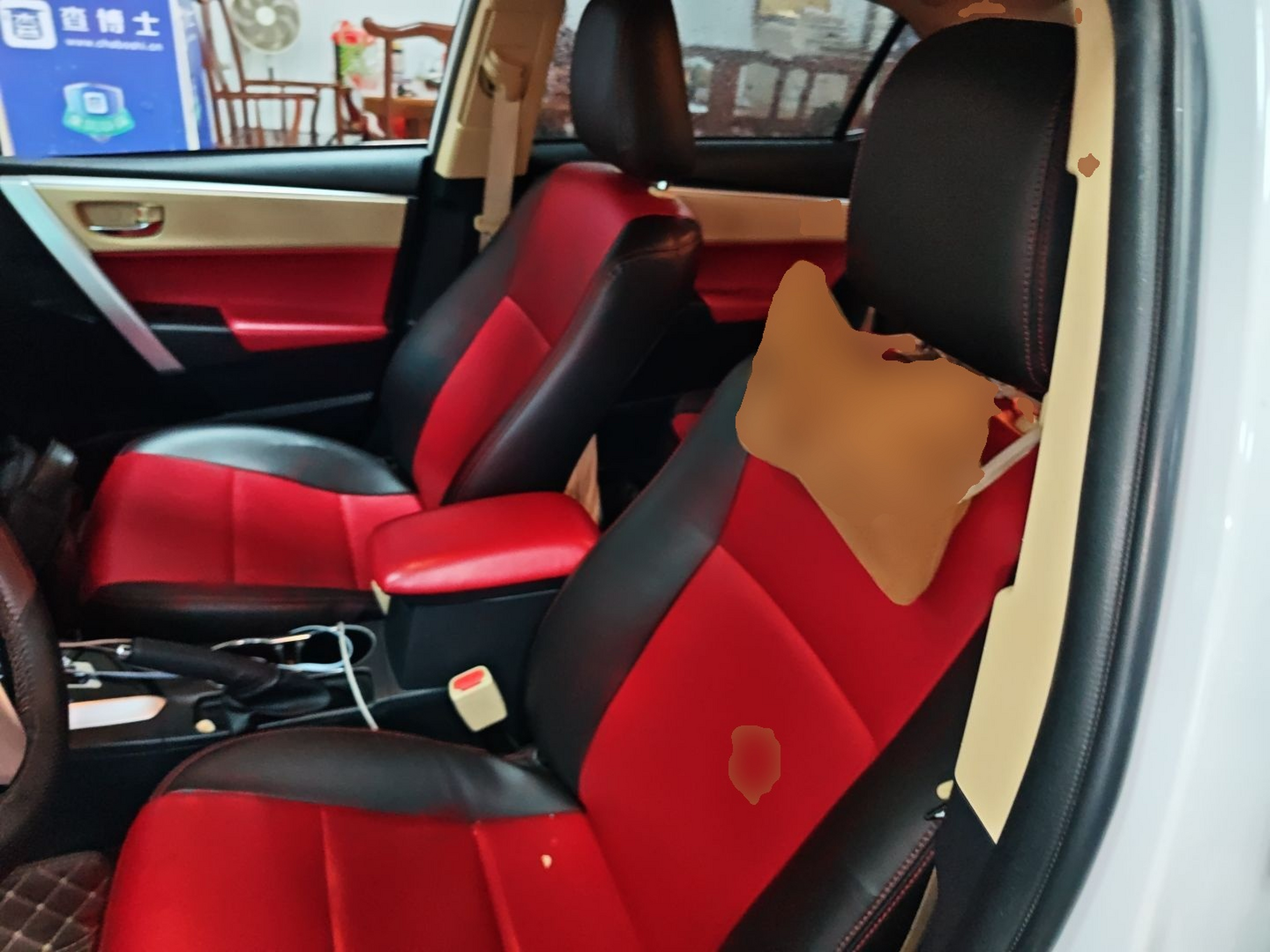 المقاعد الأمامية داخل السيارة