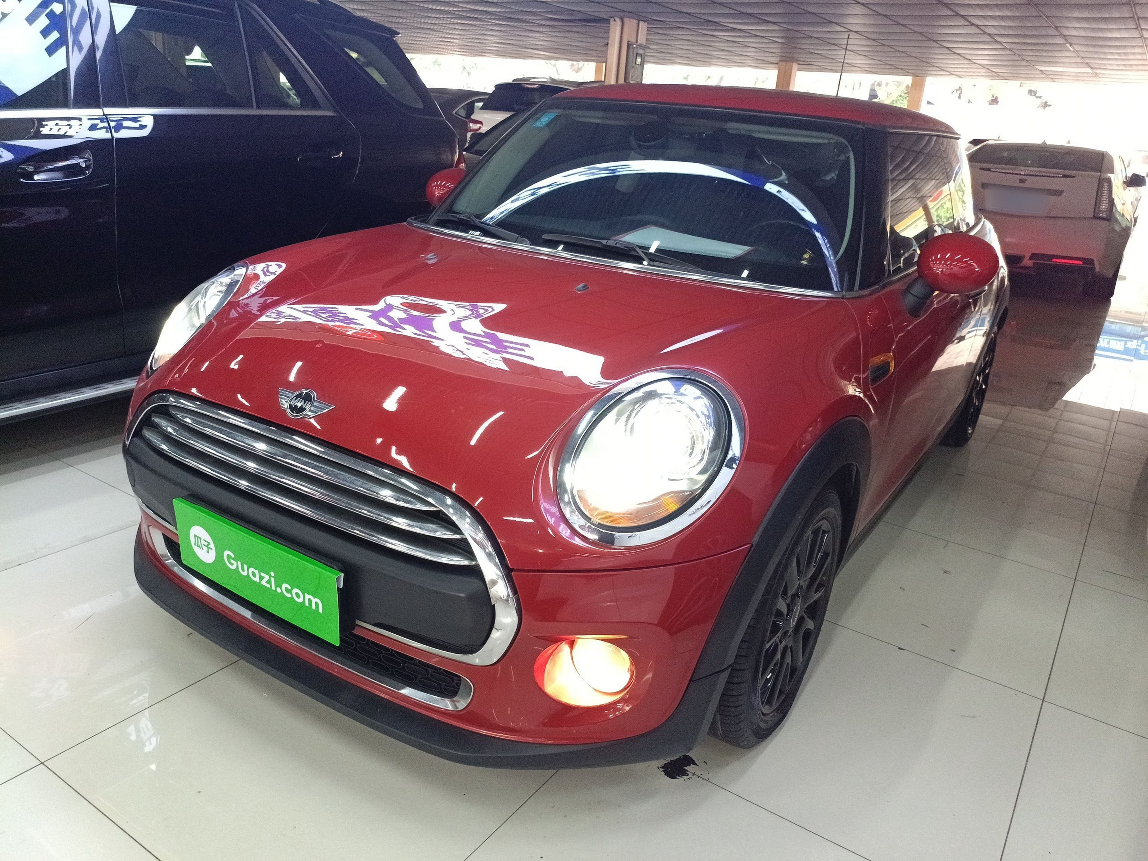 تحت مقدمة السيارة