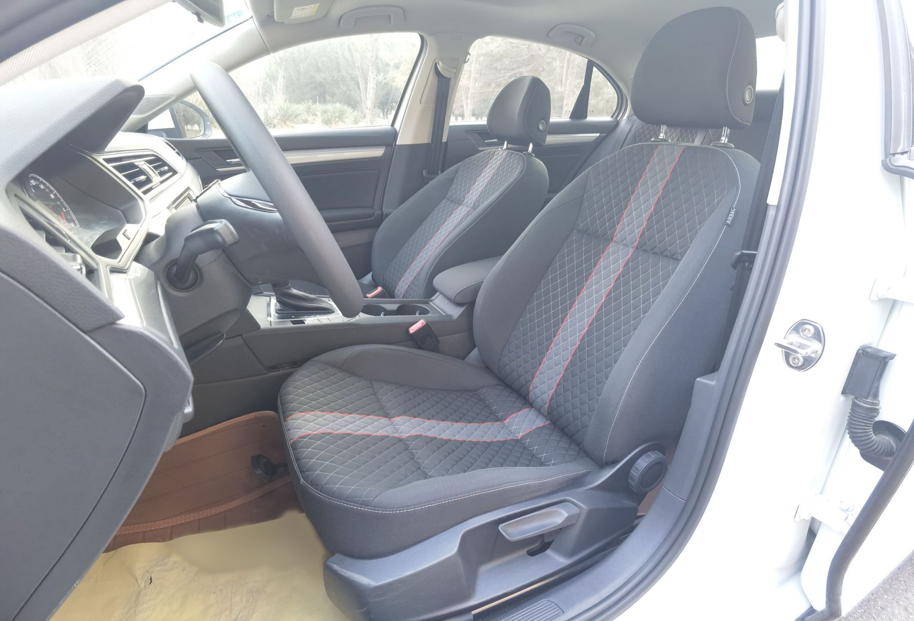 Переднее сиденье в автомобиле